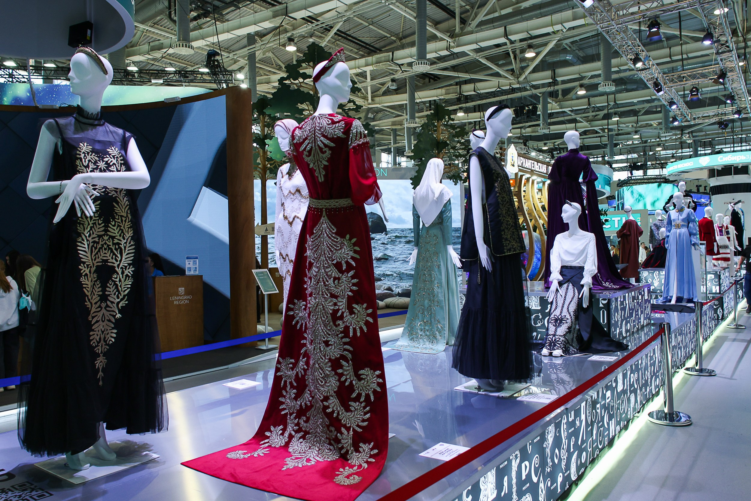 Выставка «Россия». Репортажный, архитектурный, театральный и файн-арт фотограф Лена Мельникова в Москве