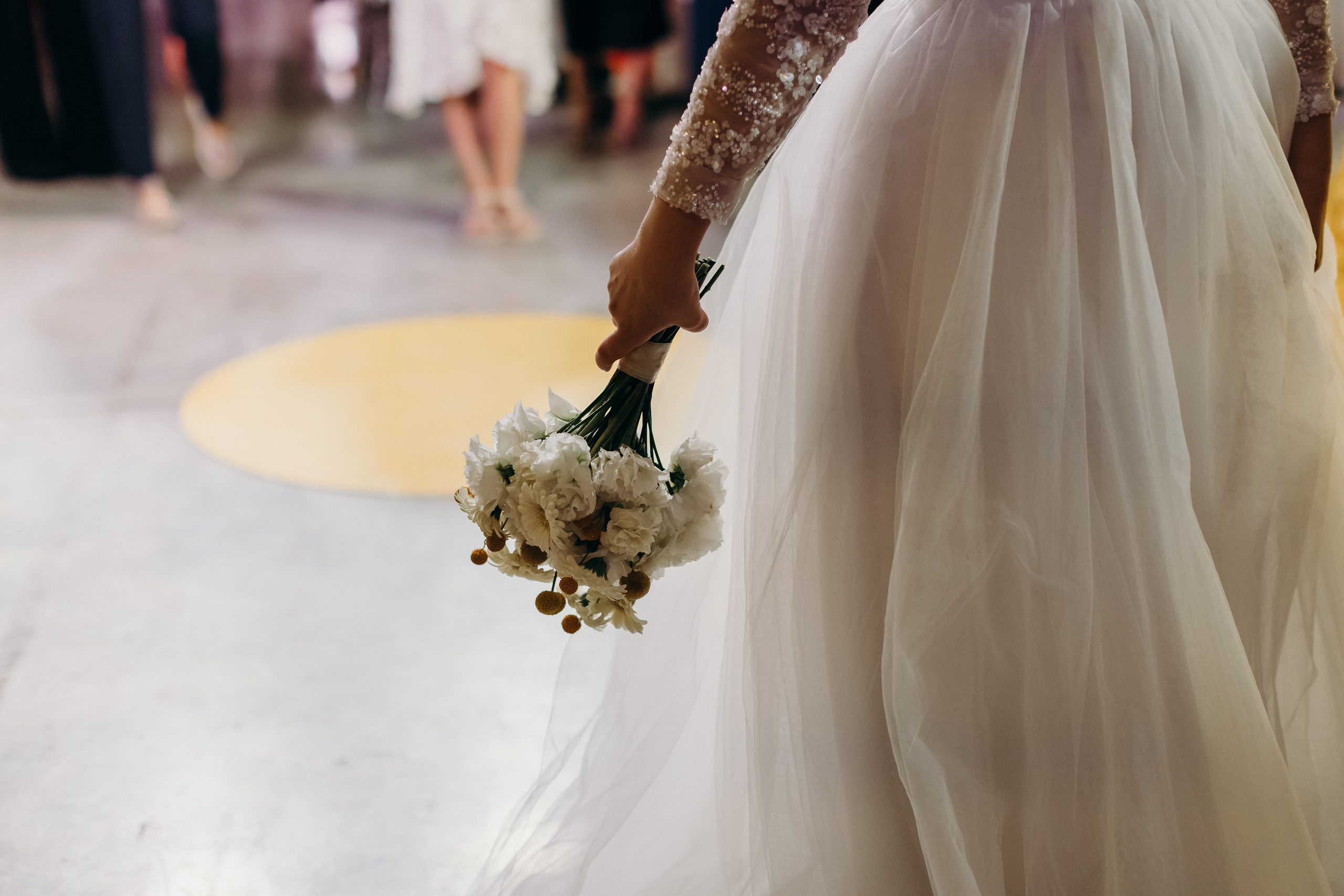 Невеста бросает букет, оформление свадьбы в Красноярске, букет невесты Красноярск