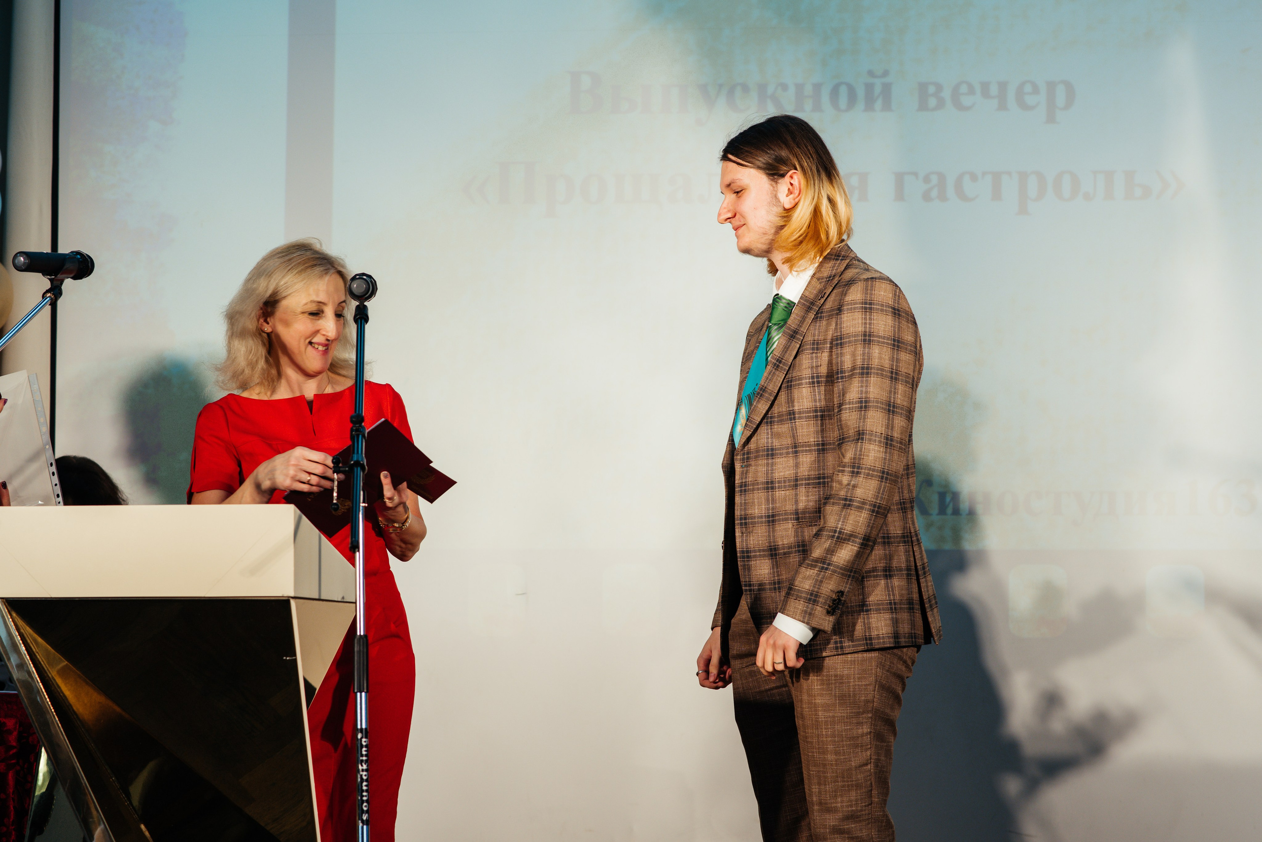 Вручение аттестатов. Выпускные альбомы в Подольске Москве и МО