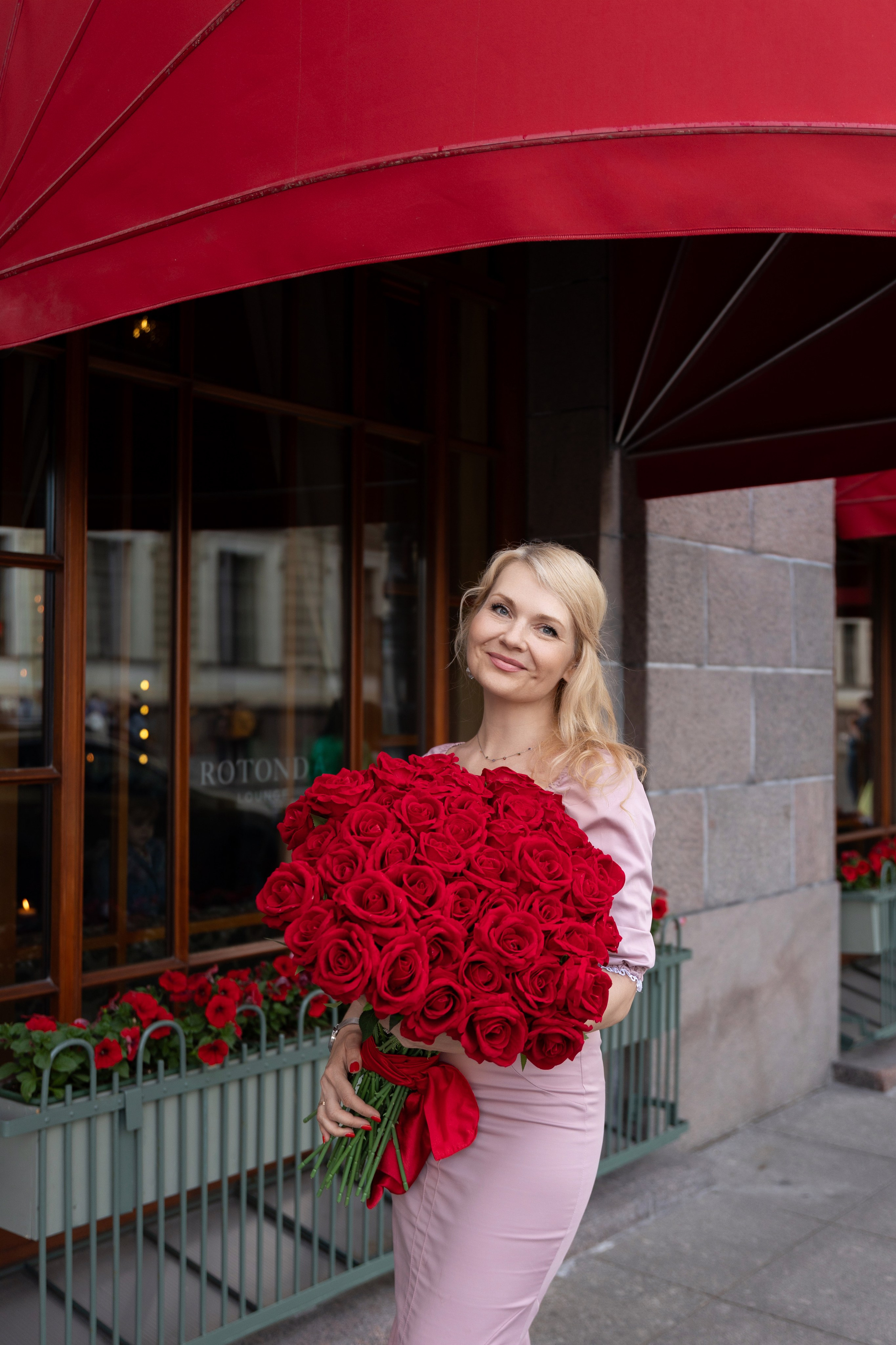 Фотопрогулка в центре с букетом красных роз. Семейный и свадебный фотограф в Санкт-Петербурге Татьяна Швыкова