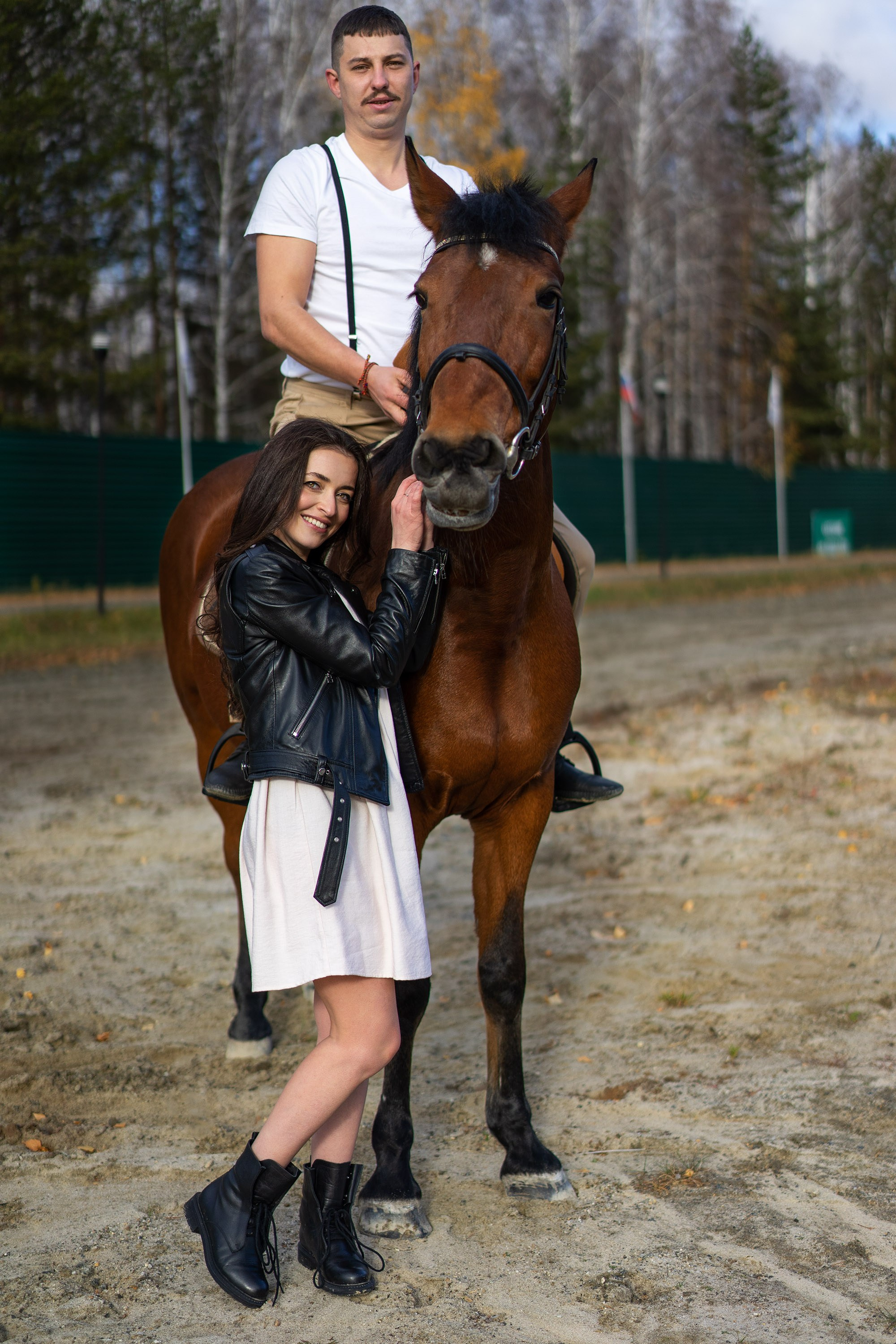 Фотосессия влюбленных в конюшне. Фотограф Екатеринбург Кокшарова Александра