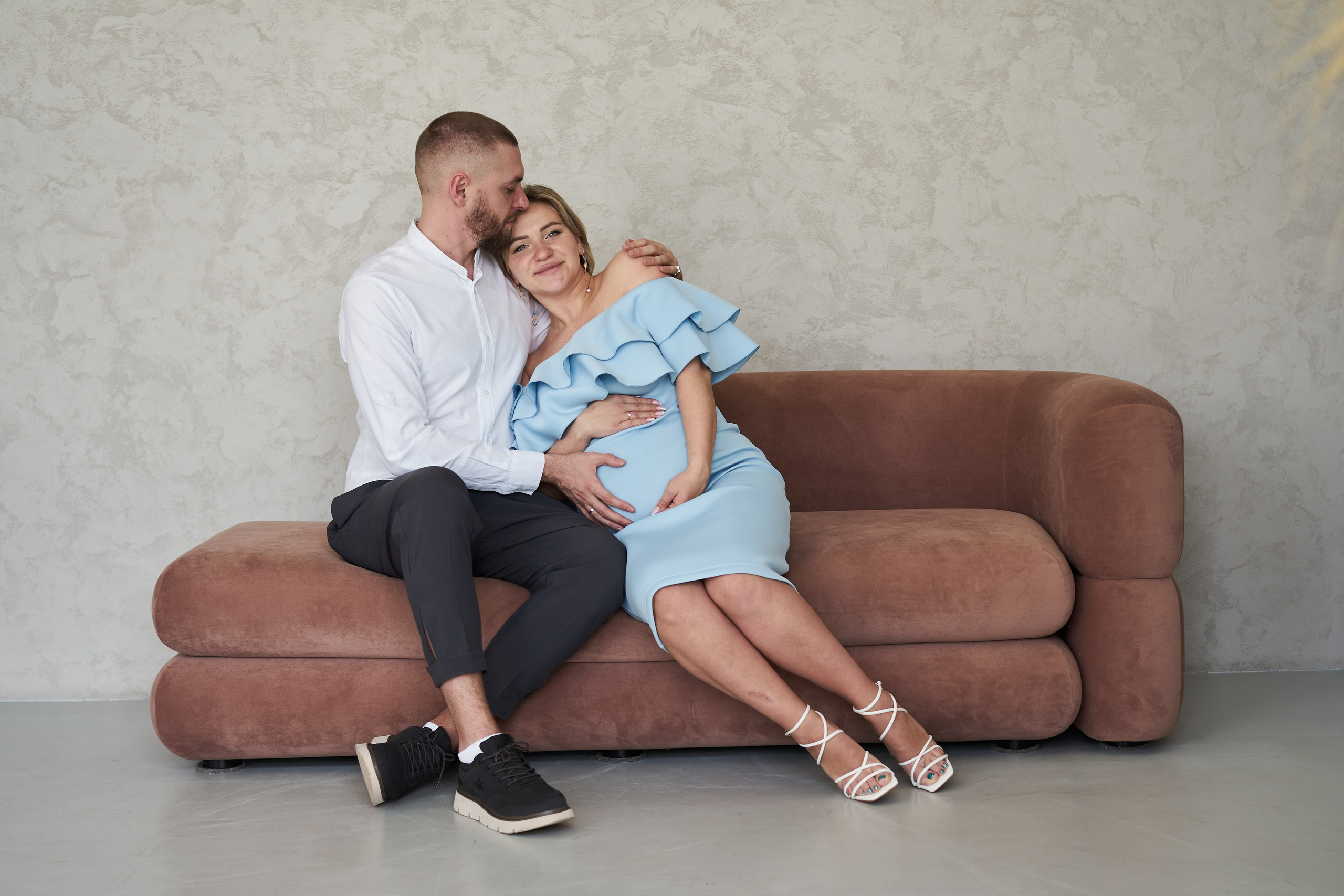 Беременность съемка пары в студии. Фотограф Екатеринбург Кокшарова Александра