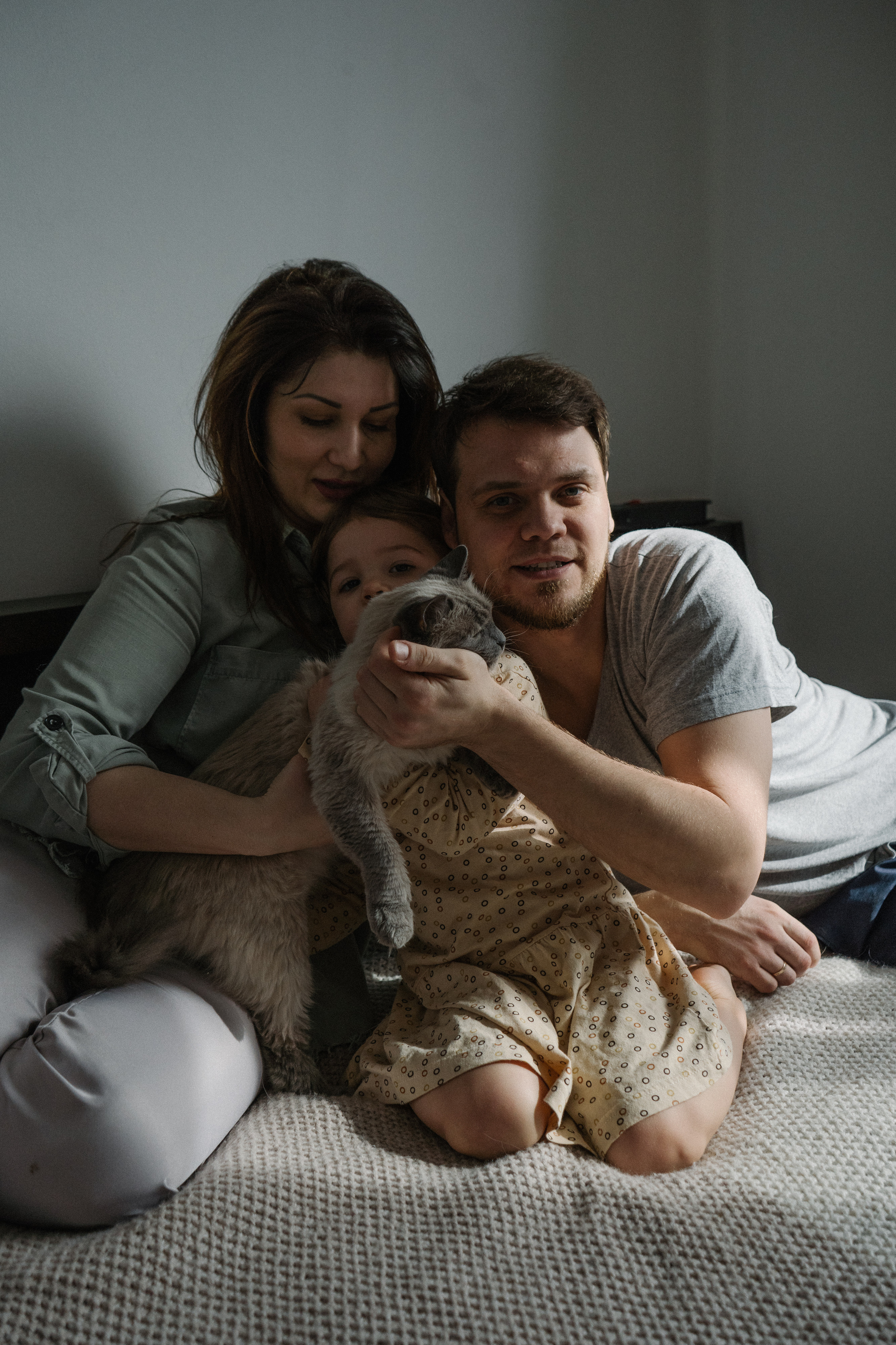 Мама, дочь, кот. Искренний фотограф