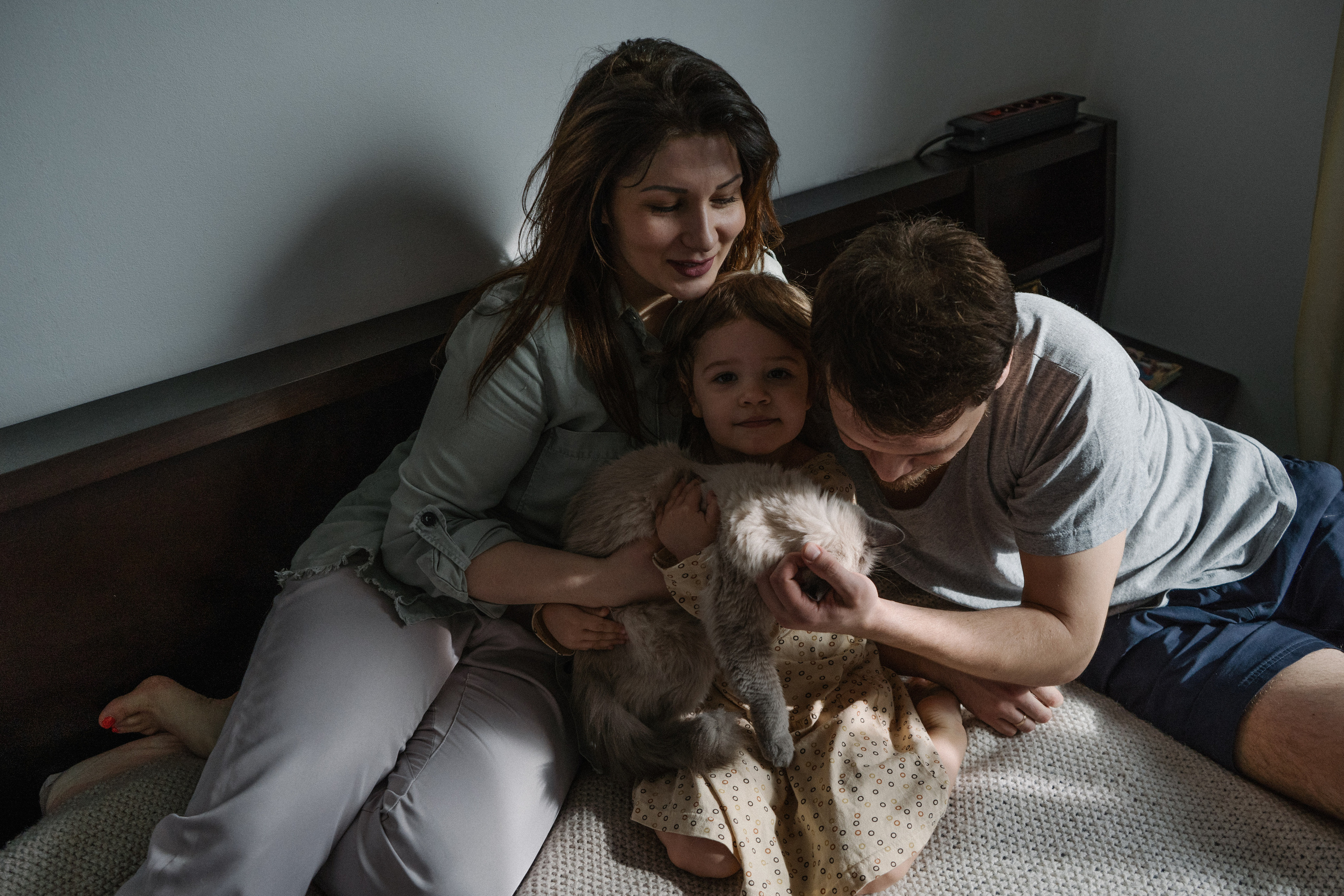 Мама, дочь, кот. Искренний фотограф