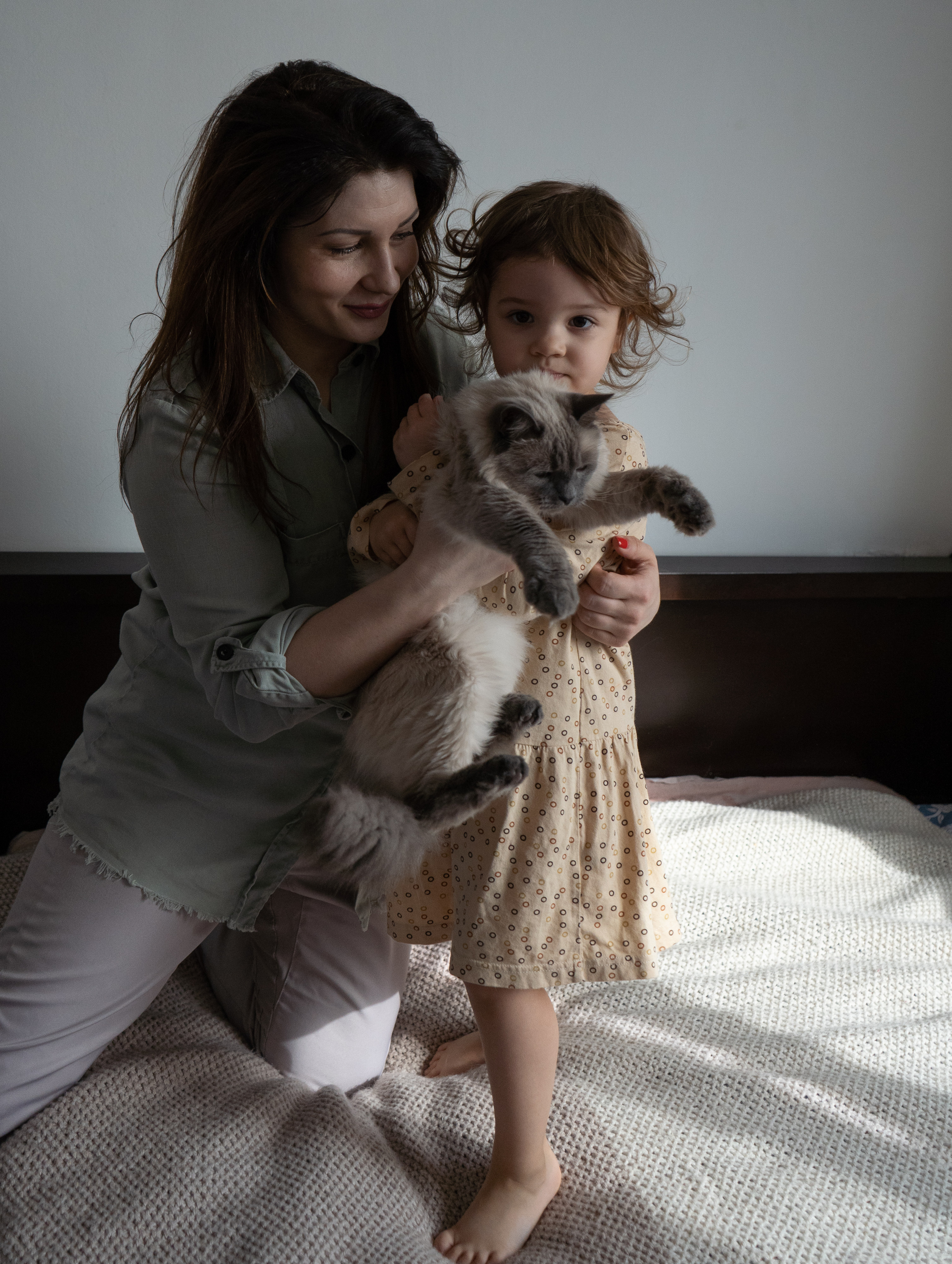 Мама, дочь, кот. Искренний фотограф