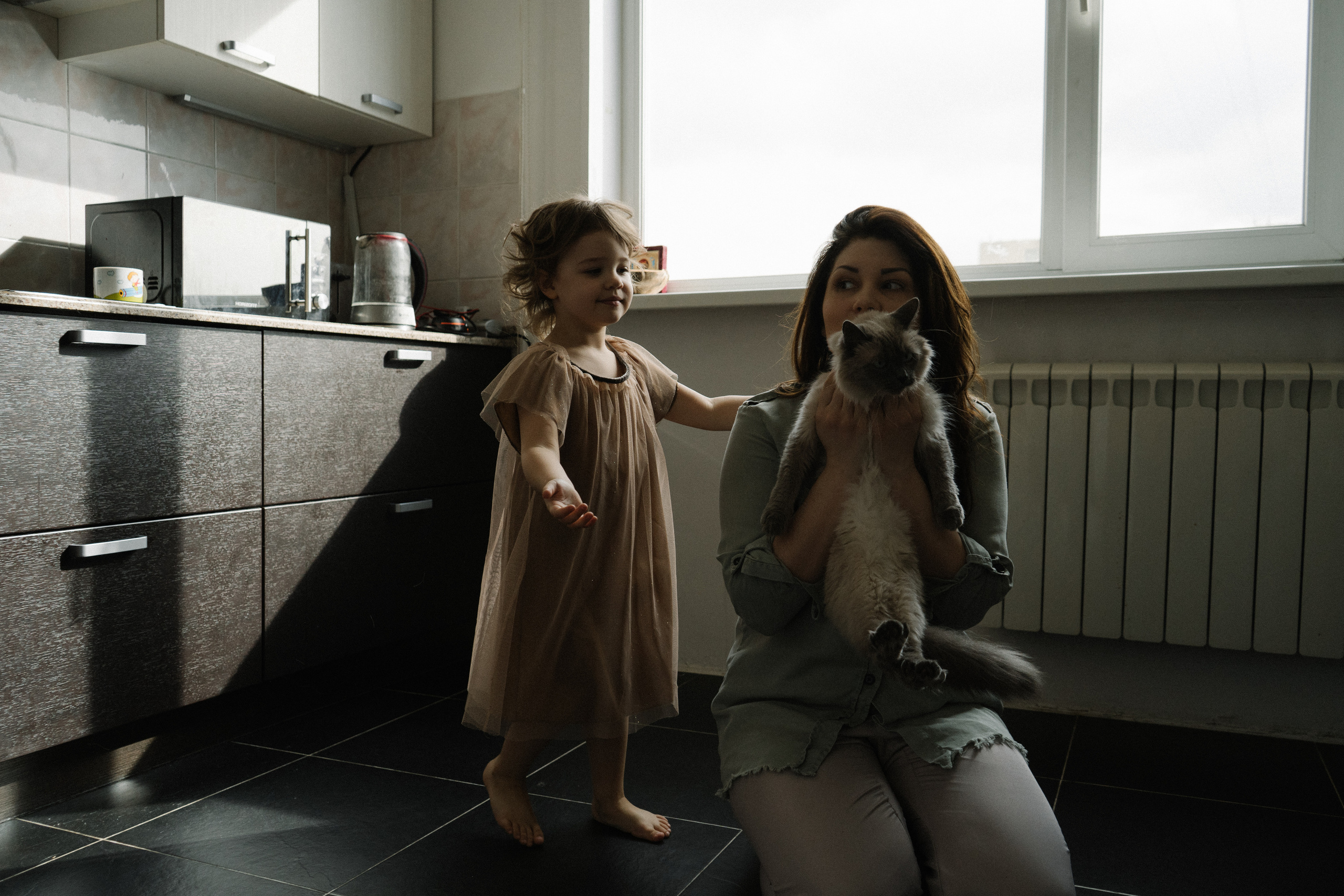 Мама, дочь, кот. Искренний фотограф