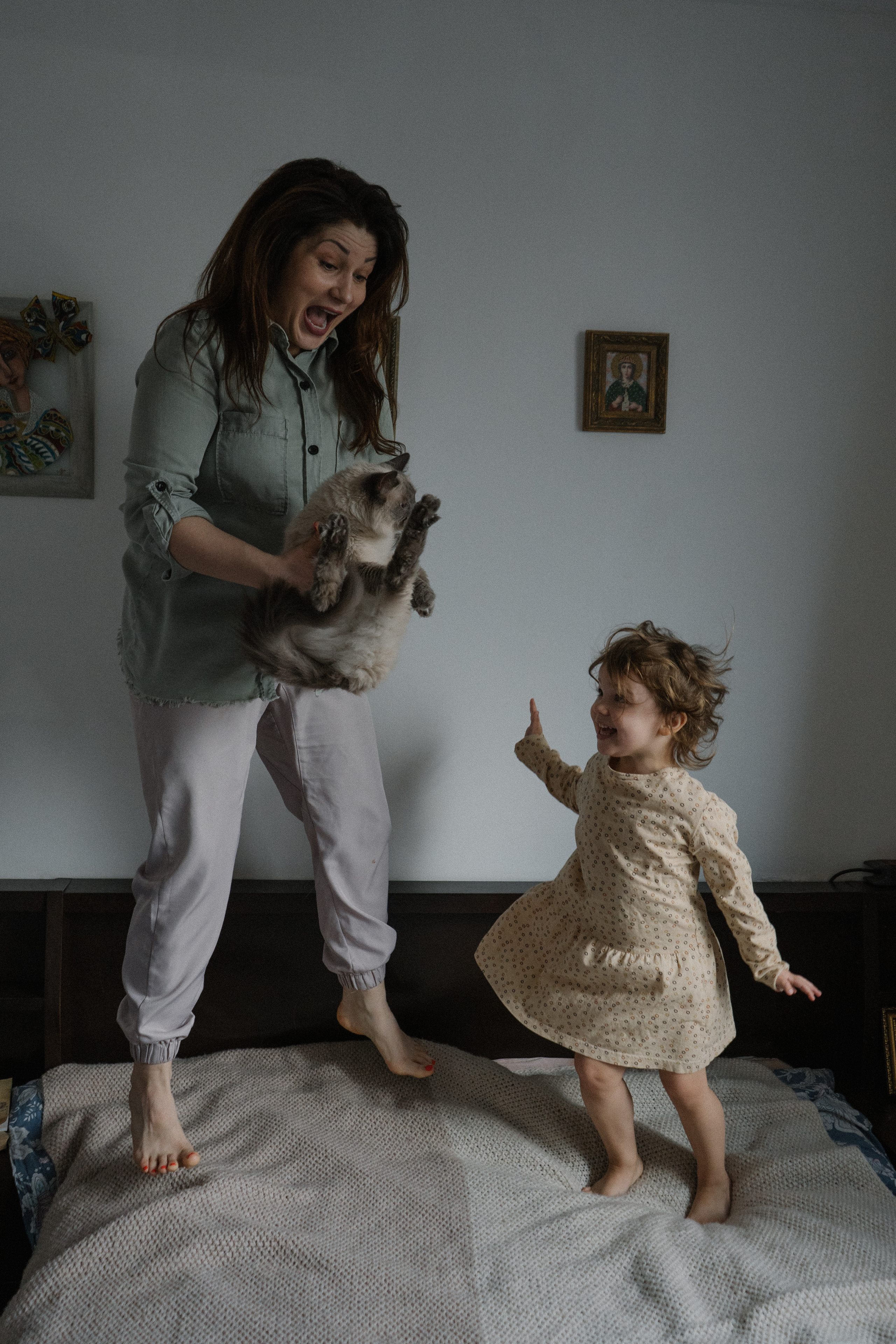 Мама, дочь, кот. Искренний фотограф