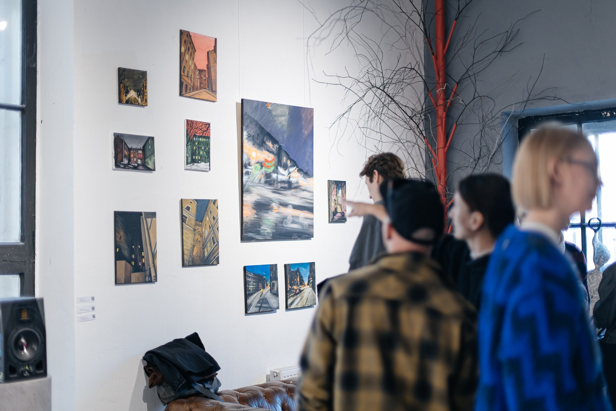 IZZI ROOM | Открытие выставки | май 2025. Репортажный фотограф в Санкт-Петербурге СПБ Алиса Ческидова на ваше мероприятие