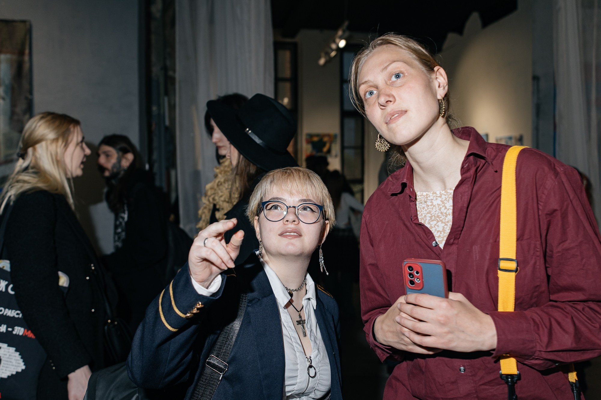 IZZI ROOM | Открытие выставки | май 2025. Репортажный фотограф в Санкт-Петербурге СПБ Алиса Ческидова на ваше мероприятие