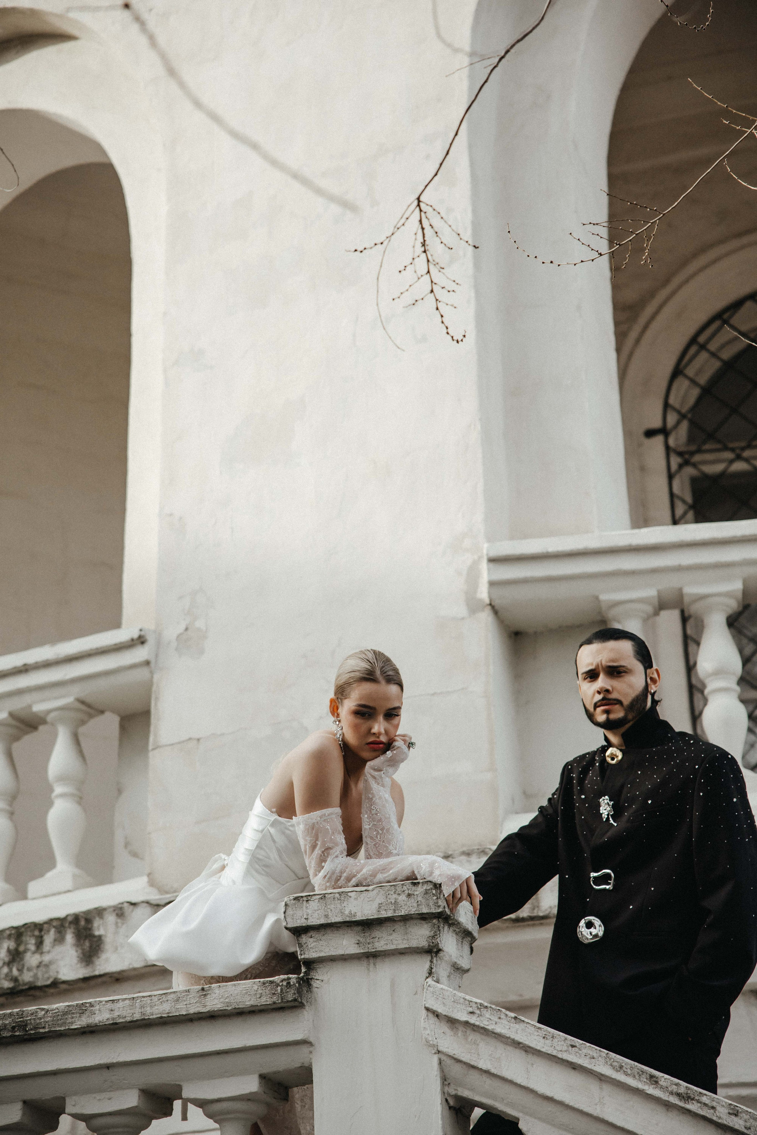 Счастливая пара позирует на свадебной фотосессии на фоне зеленой ткани в театре ,фэшн съемка ,топ 100 — свадебный фотограф Алена Межевова