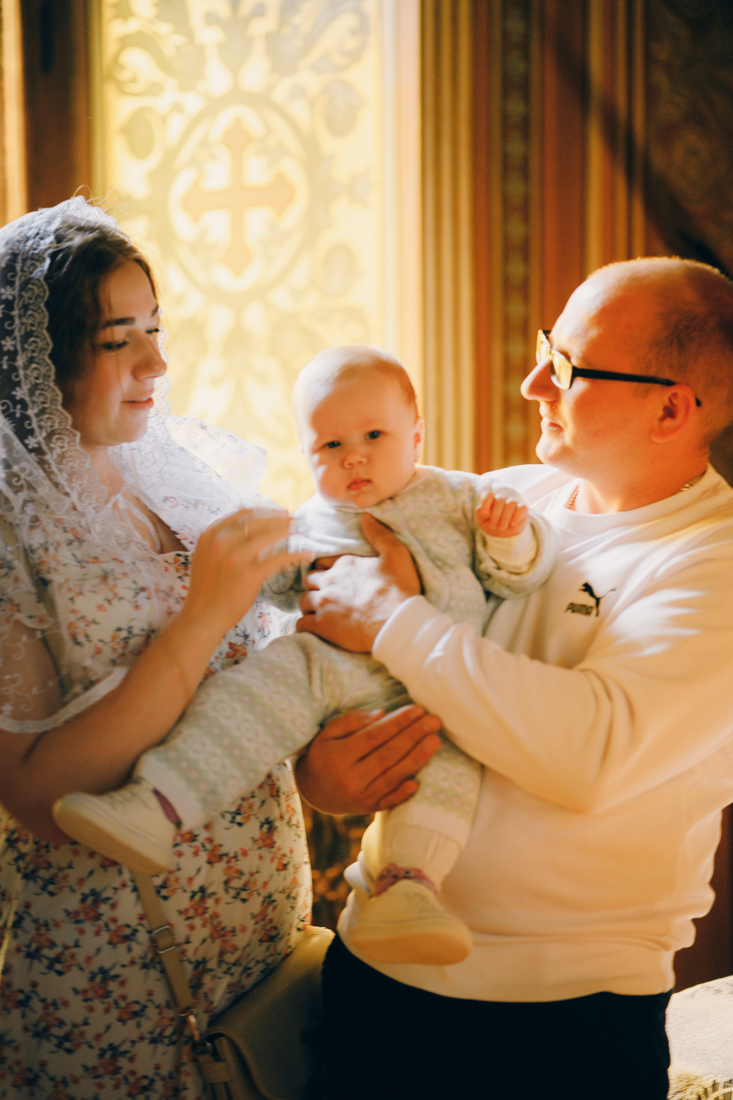 Зимняя съемка ребенка в церкви. Выпускные альбомы в Серпухове