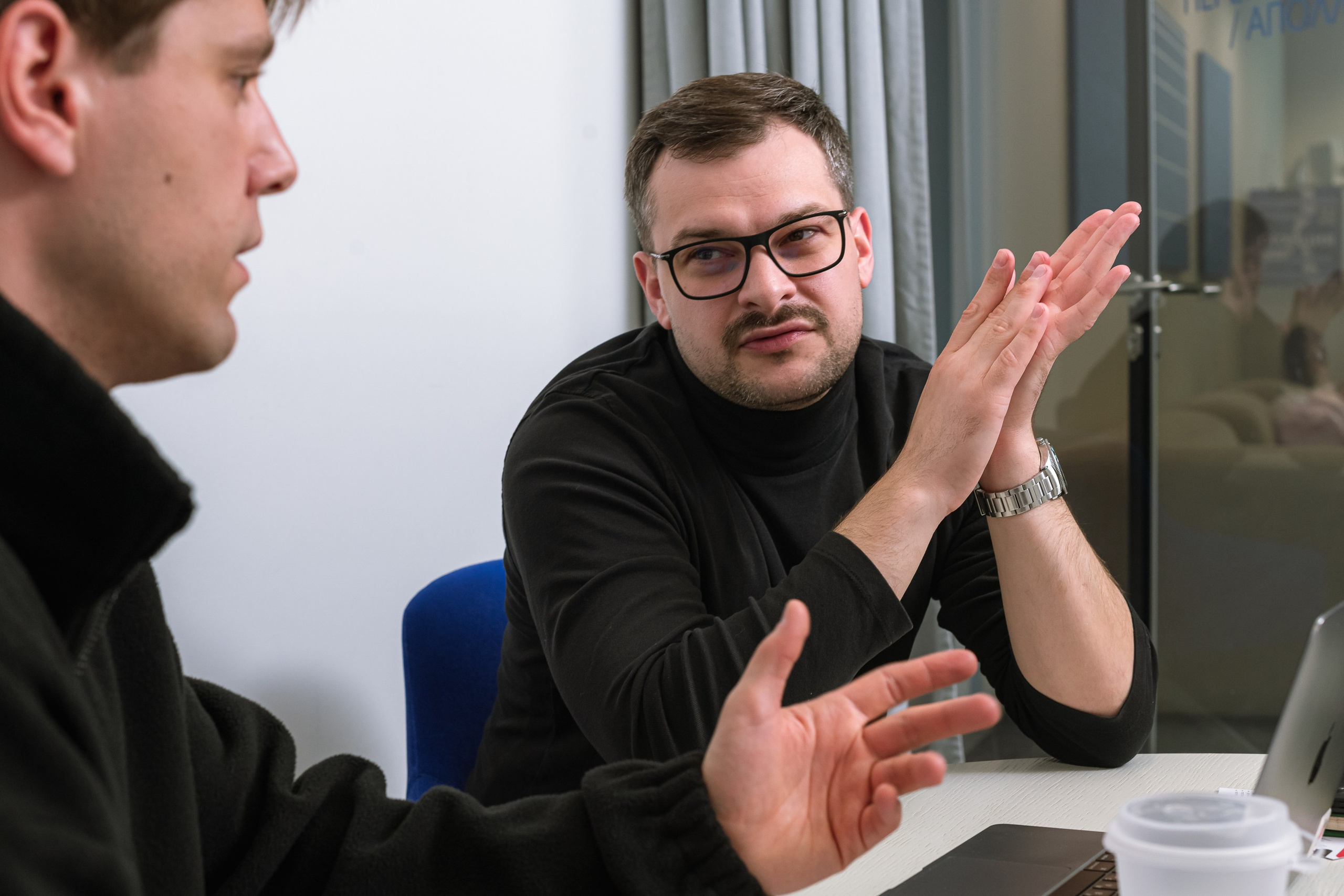 "Контент-съемка для директора инжиниринговой компании — на фоне чертежной доски"