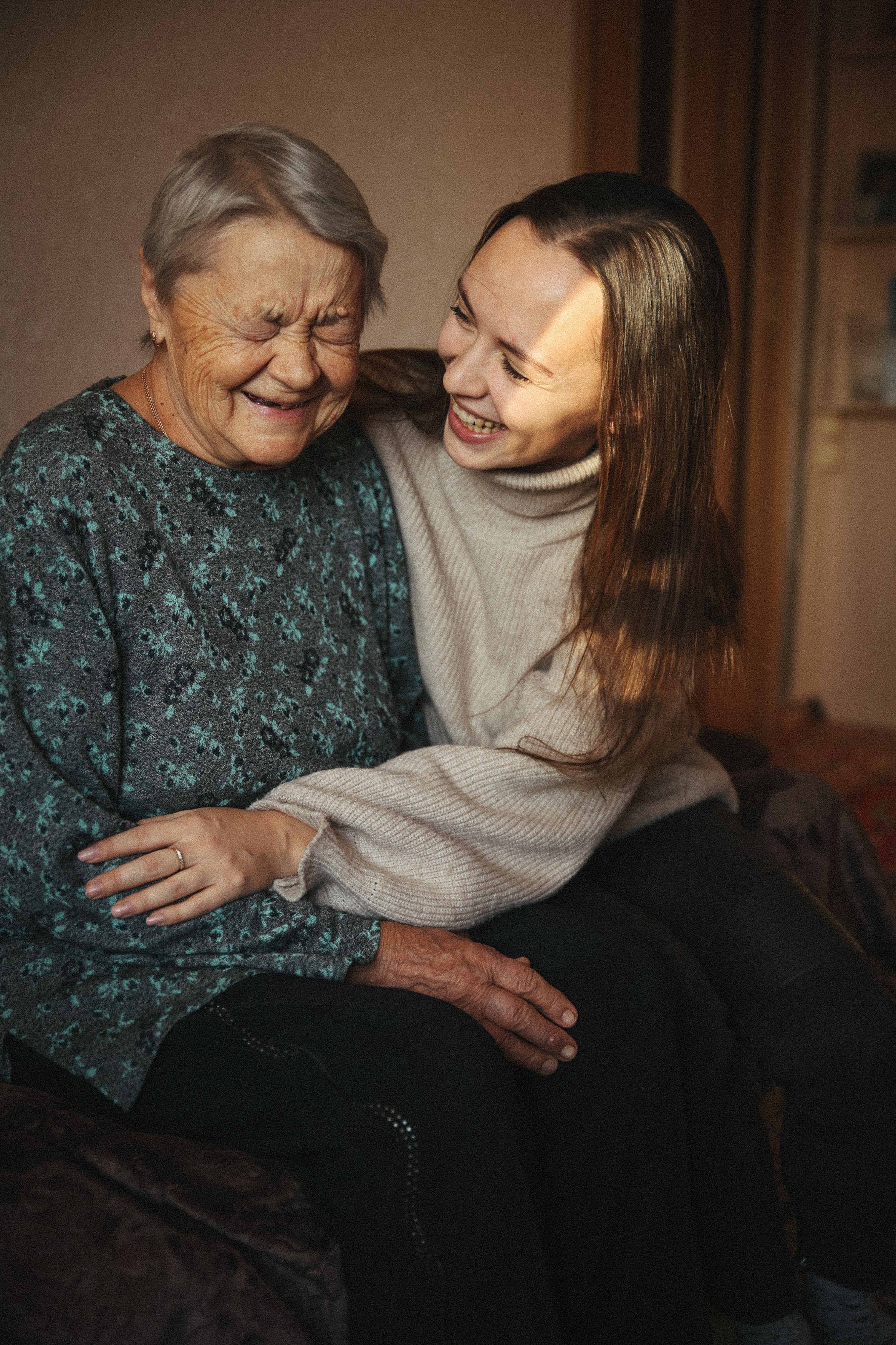 Семейная фотосессия домашняя фотосессия бабушка в гостях у бабушки. Фотограф Владимир Москва