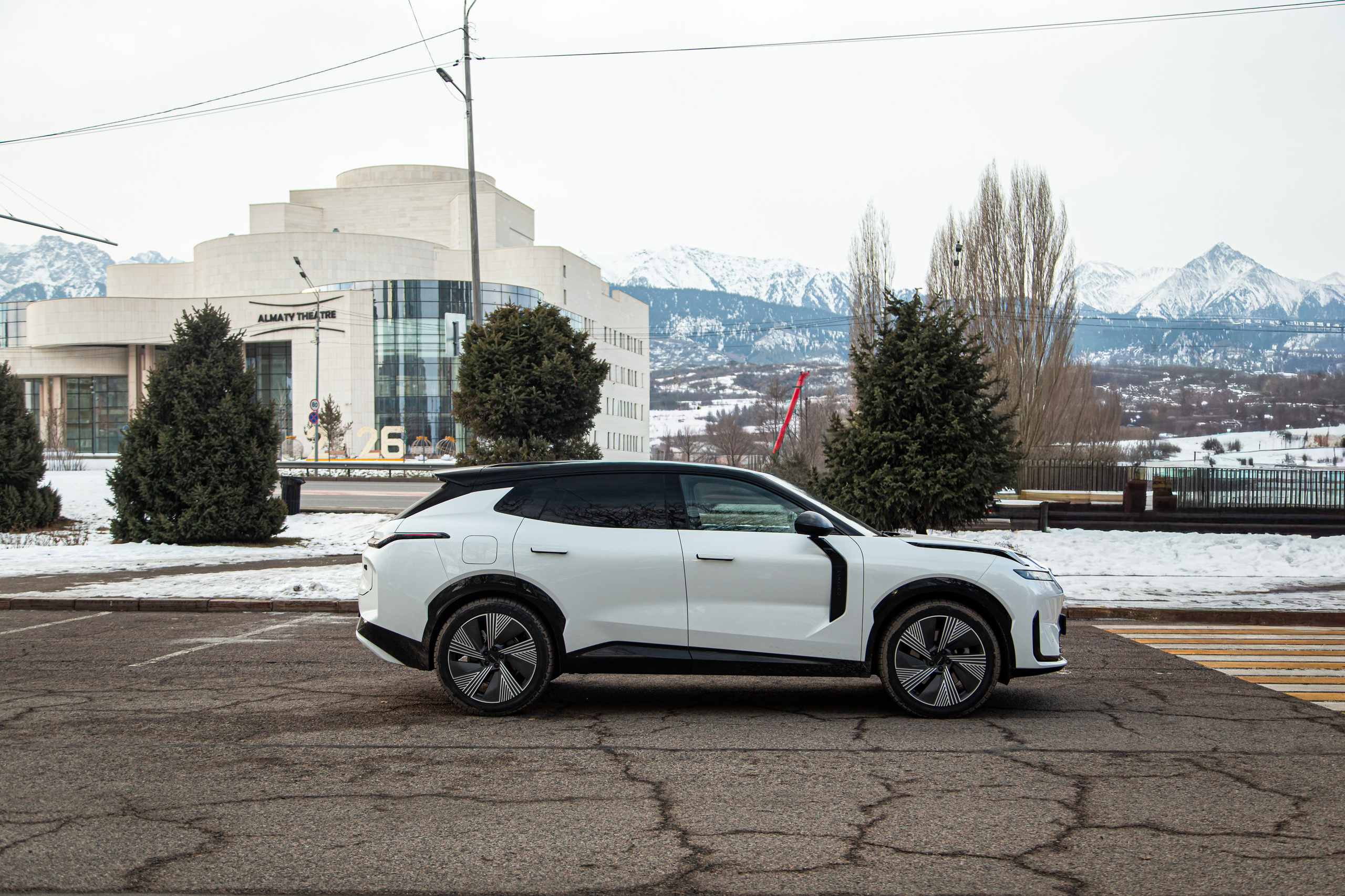 Lynk&Co 08 EM-P. Рекламный и портретный фотограф в Алматы — Серекпаев Танирхан