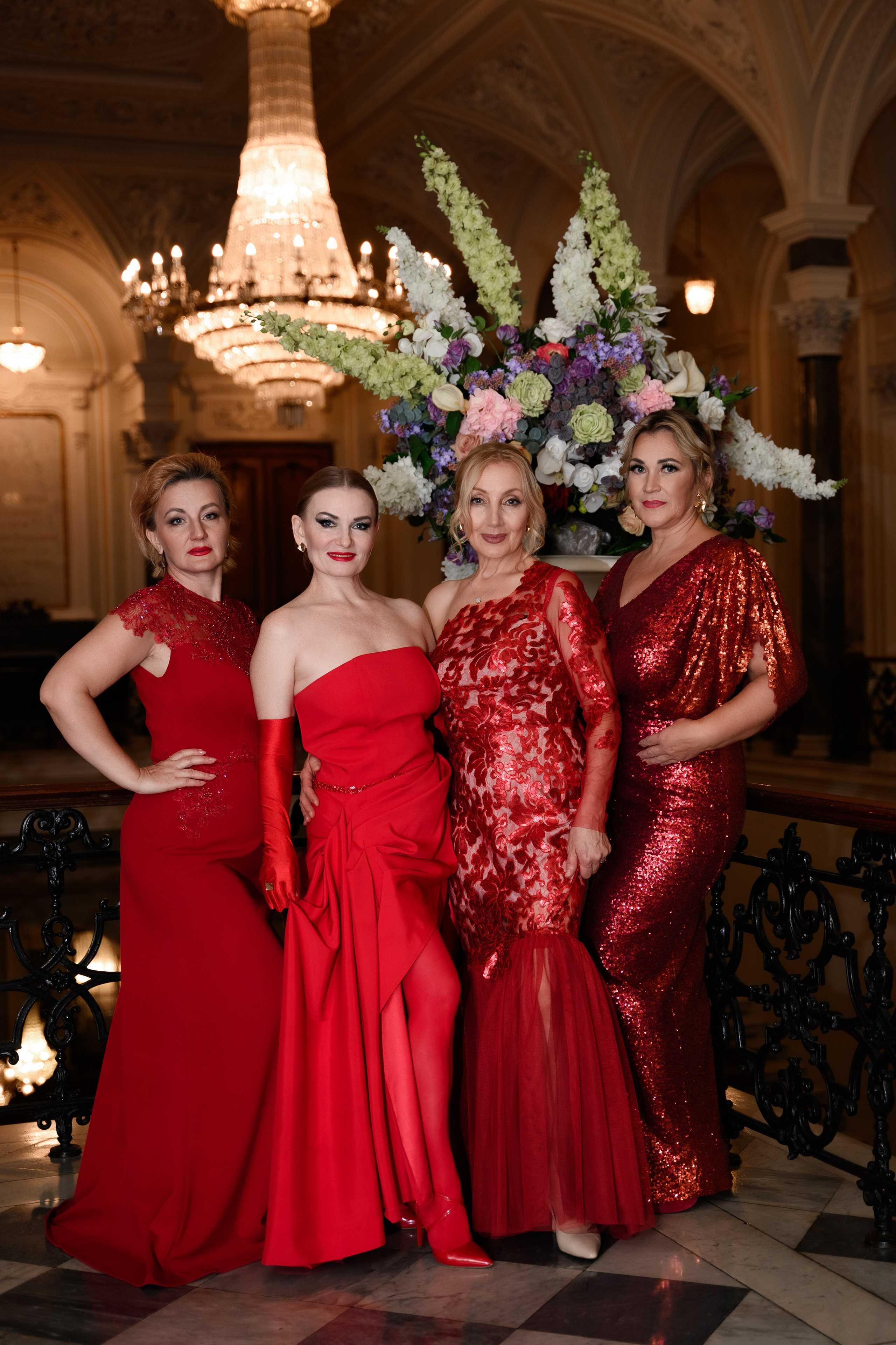 Фотосессия в интерьерах для компании девушек с прической и макияжем в красивых платьях.