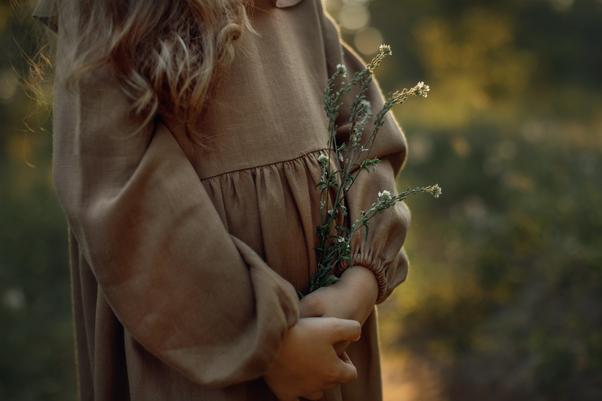 детский портрет, фото ребенка на природе, детская фотосессия, красивая детская фотография, детальный портрет рук ребенка