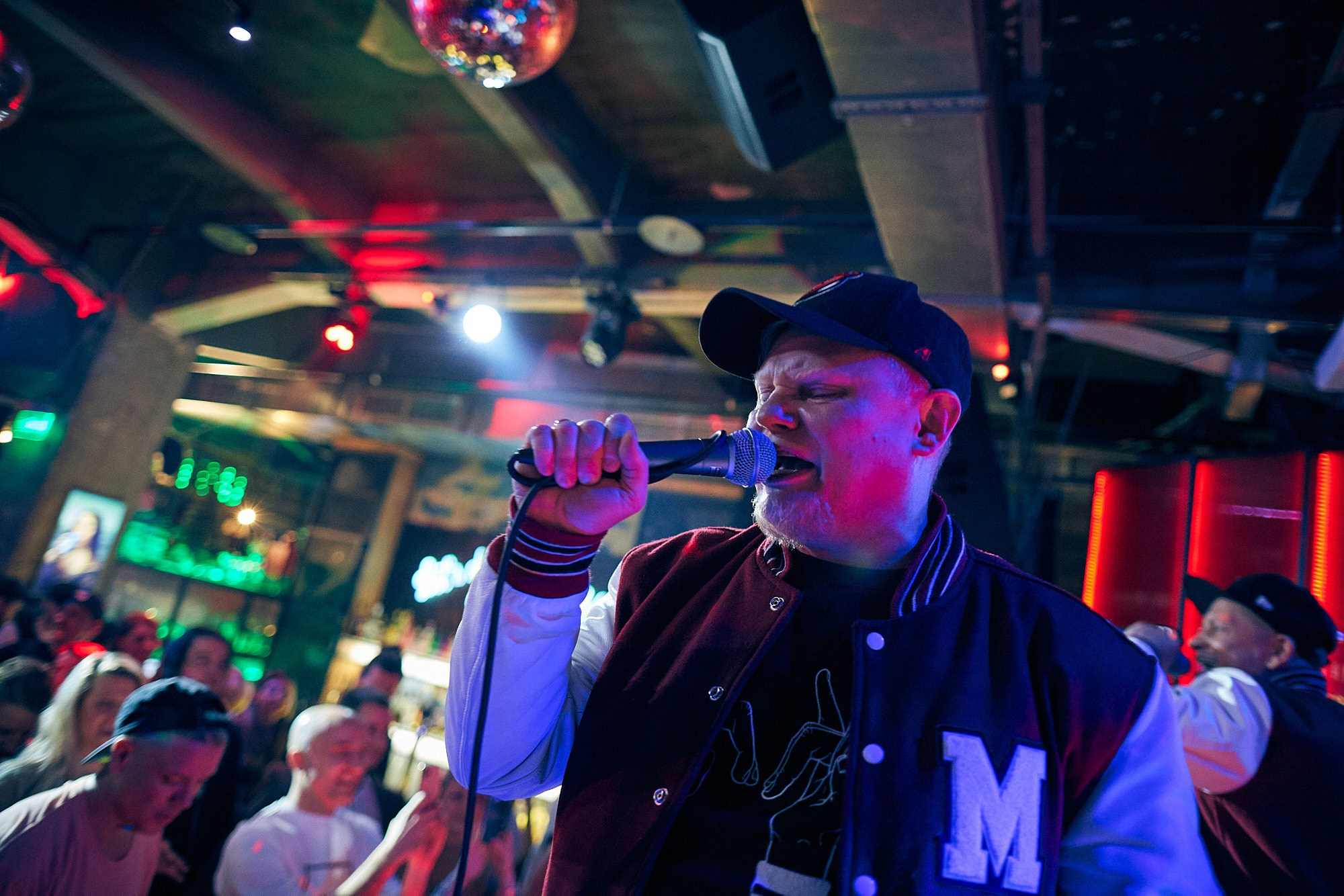 фотограф на концерт рок группы и музыкального коллектива