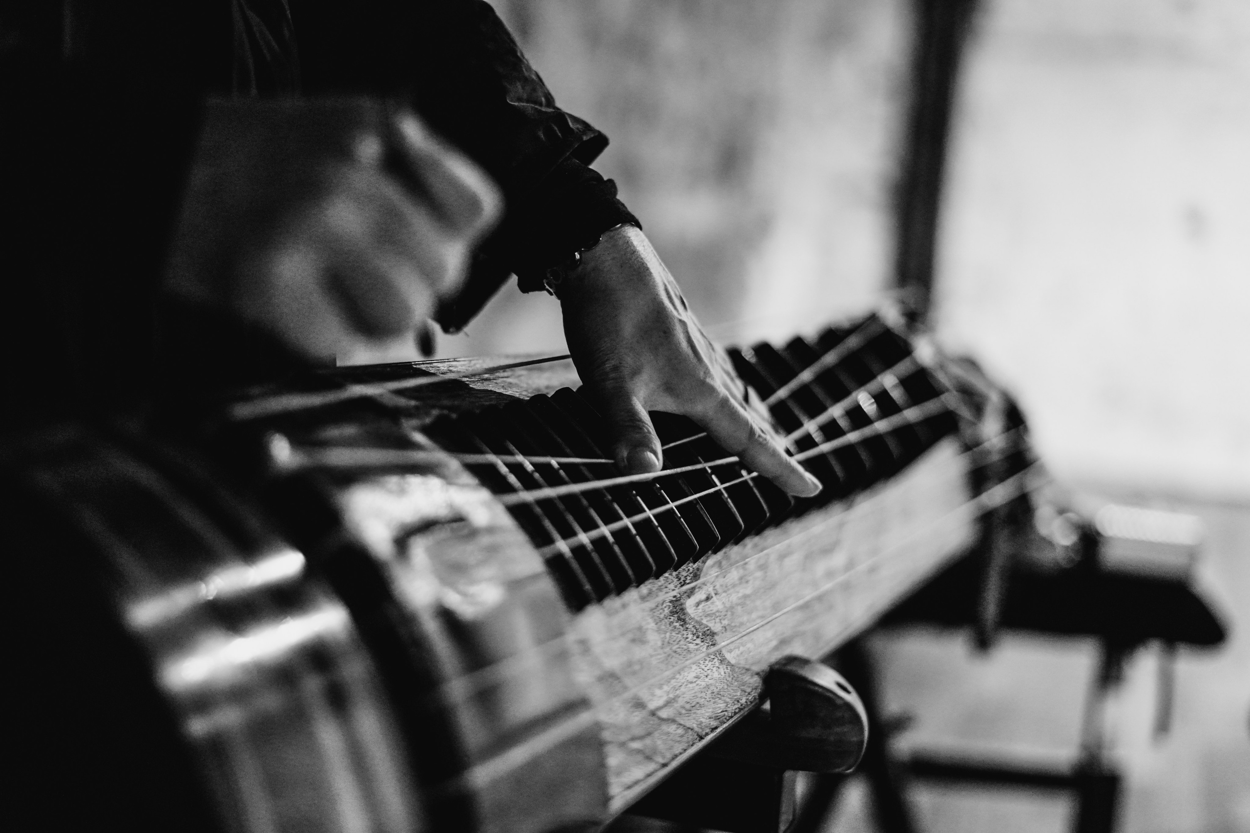 Musician's hands playing a traditional Korean string instrument, black and white, Paris — photo by Anna Ulianova / Руки музыканта на традиционном корейском струнном инструменте, ч/б, Париж — фото Анны Ульяновой
