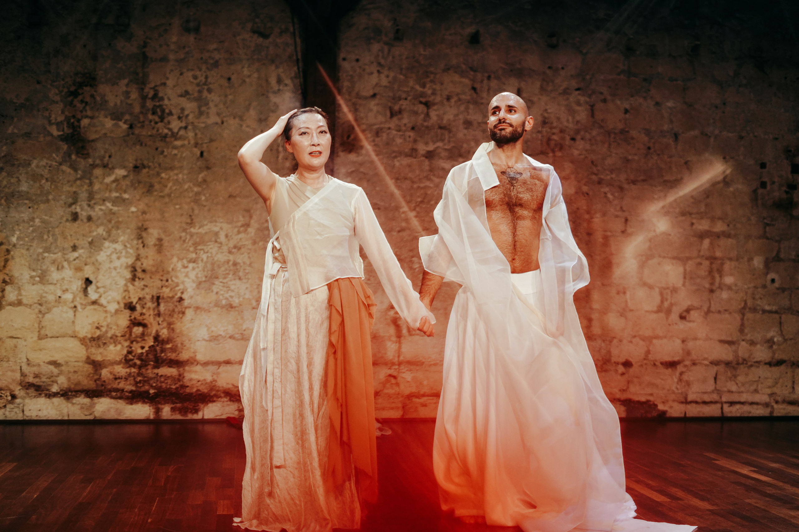 Two dancers in white bowing after the performance, Festival SOUM Paris — photo by Anna Ulianova / Два танцора в белом на поклоне после выступления, фестиваль SOUM, Париж — фото Анны Ульяновой