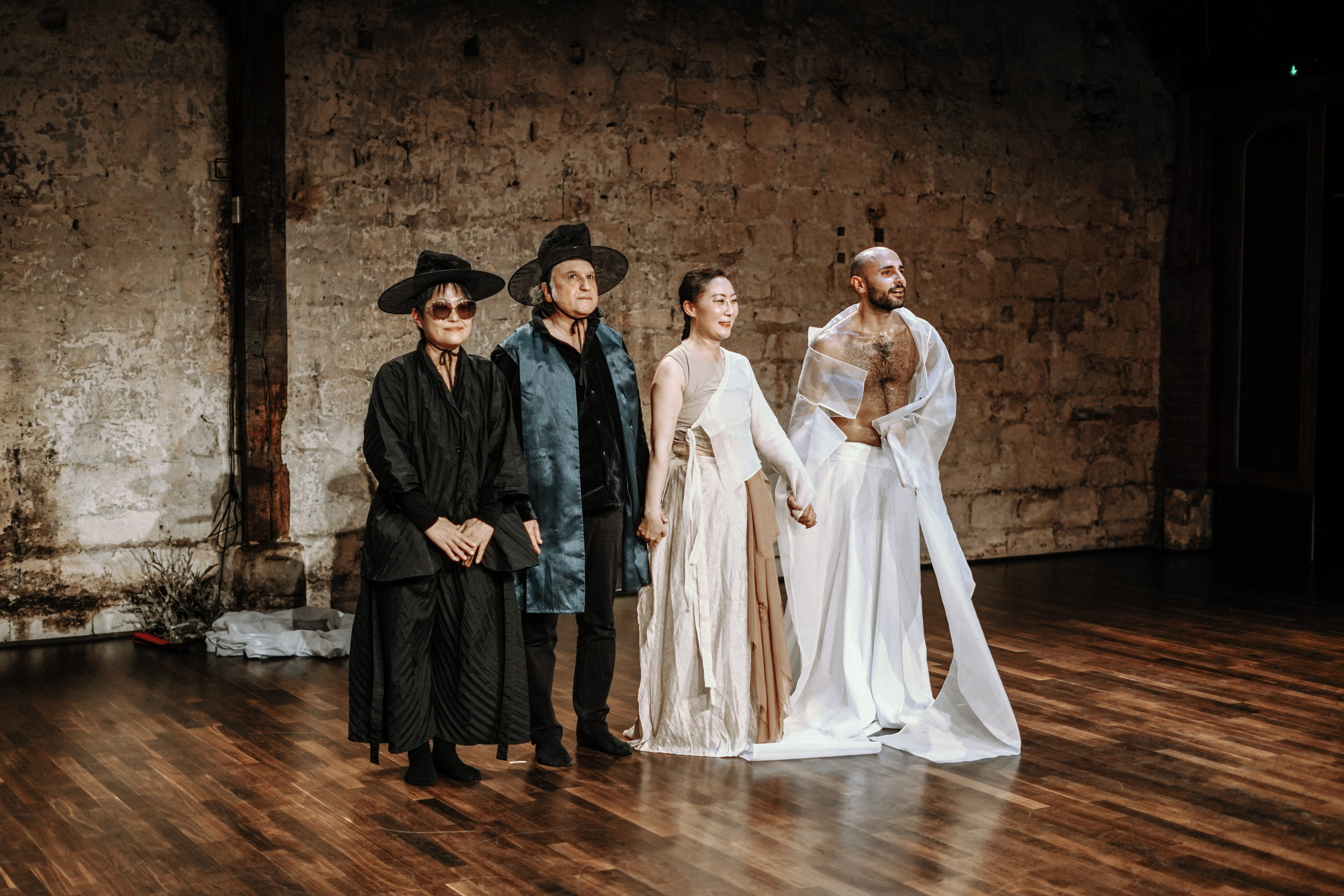 Performers and musicians bowing together on stage, Festival SOUM 2024 Paris — photo by Anna Ulianova / Танцоры и музыканты вместе на поклоне, фестиваль SOUM 2024, Париж — фото Анны Ульяновой