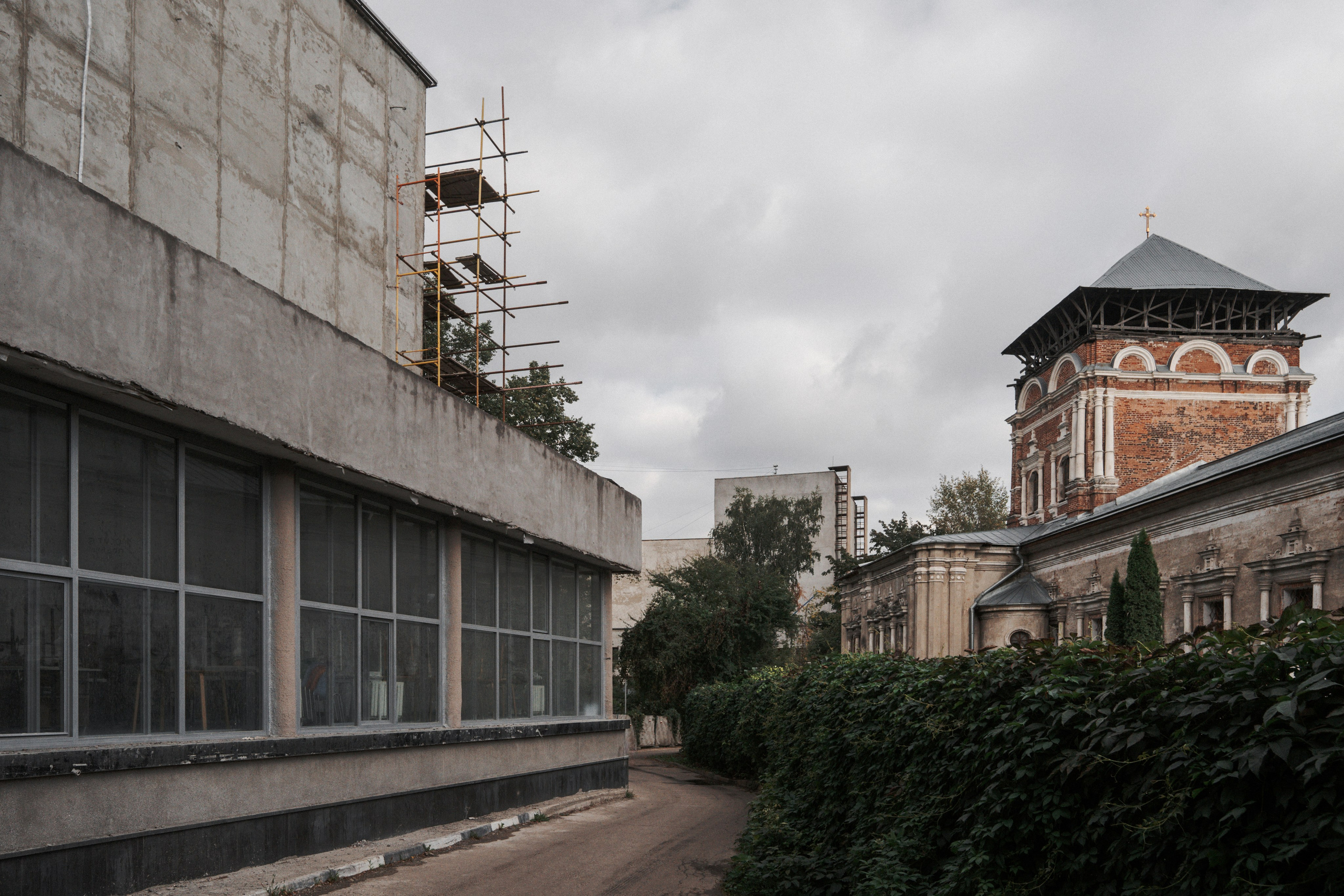 Стена Симонова монастыря и корпус Дворца культуры ЗИЛ братьев Весниных, заслонивший её от улицы. Восточная улица, Москва