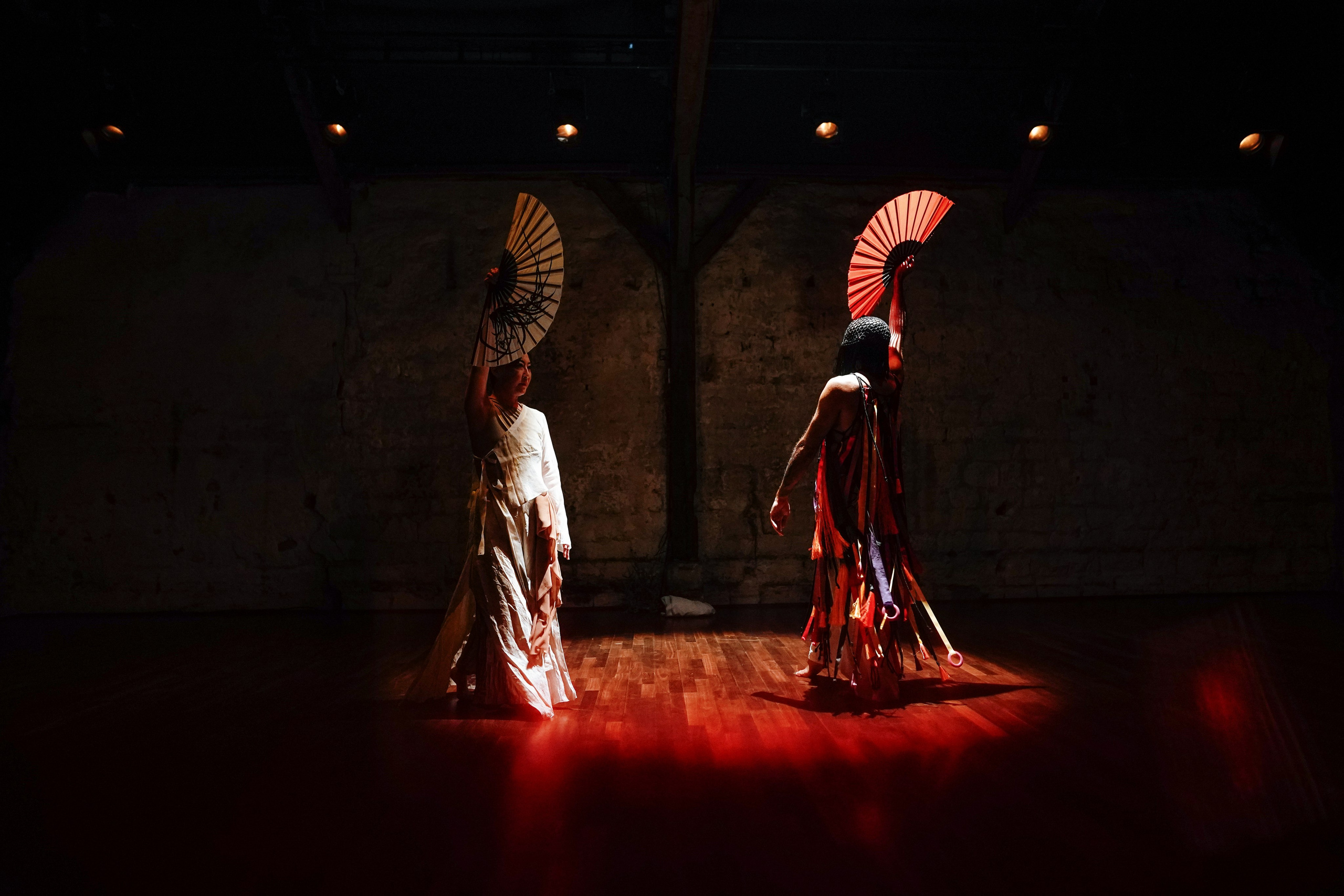 Two dancers with red fans in dramatic red light, French-Korean duet, Festival SOUM Paris — photo by Anna Ulianova / Два танцора с красными веерами в драматичном красном свете, франко-корейский дуэт, фестиваль SOUM, Париж — фото Анны Ульяновой