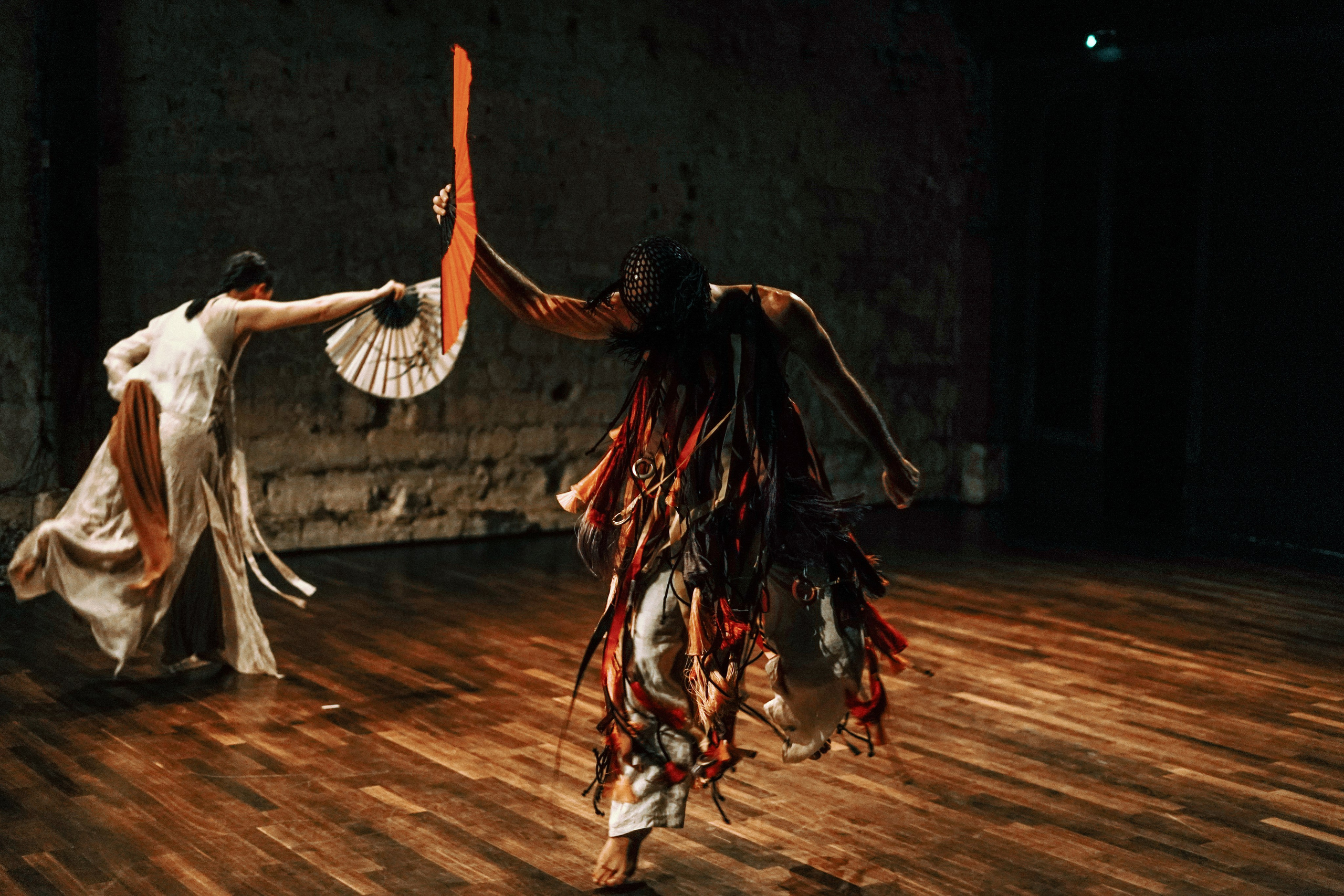 Two dancers facing each other with white and red fans, contemporary dance Paris — photo by Anna Ulianova / Два танцора лицом к лицу с белым и красным веерами, современный танец, Париж — фото Анны Ульяновой