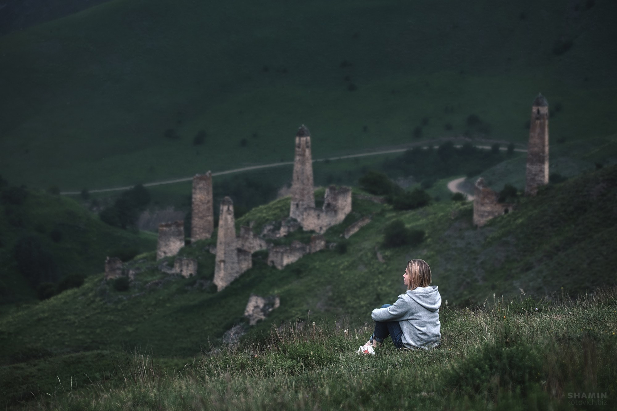 Пейзажи Ингушетии: горные хребты, башенные комплексы, долины и облака, снятые фотографом Константином Шаминым. Атмосферные кадры, передающие дух Кавказа, древнюю архитектуру и красоту природы Ингушетии. Фотограф Константин Шамин