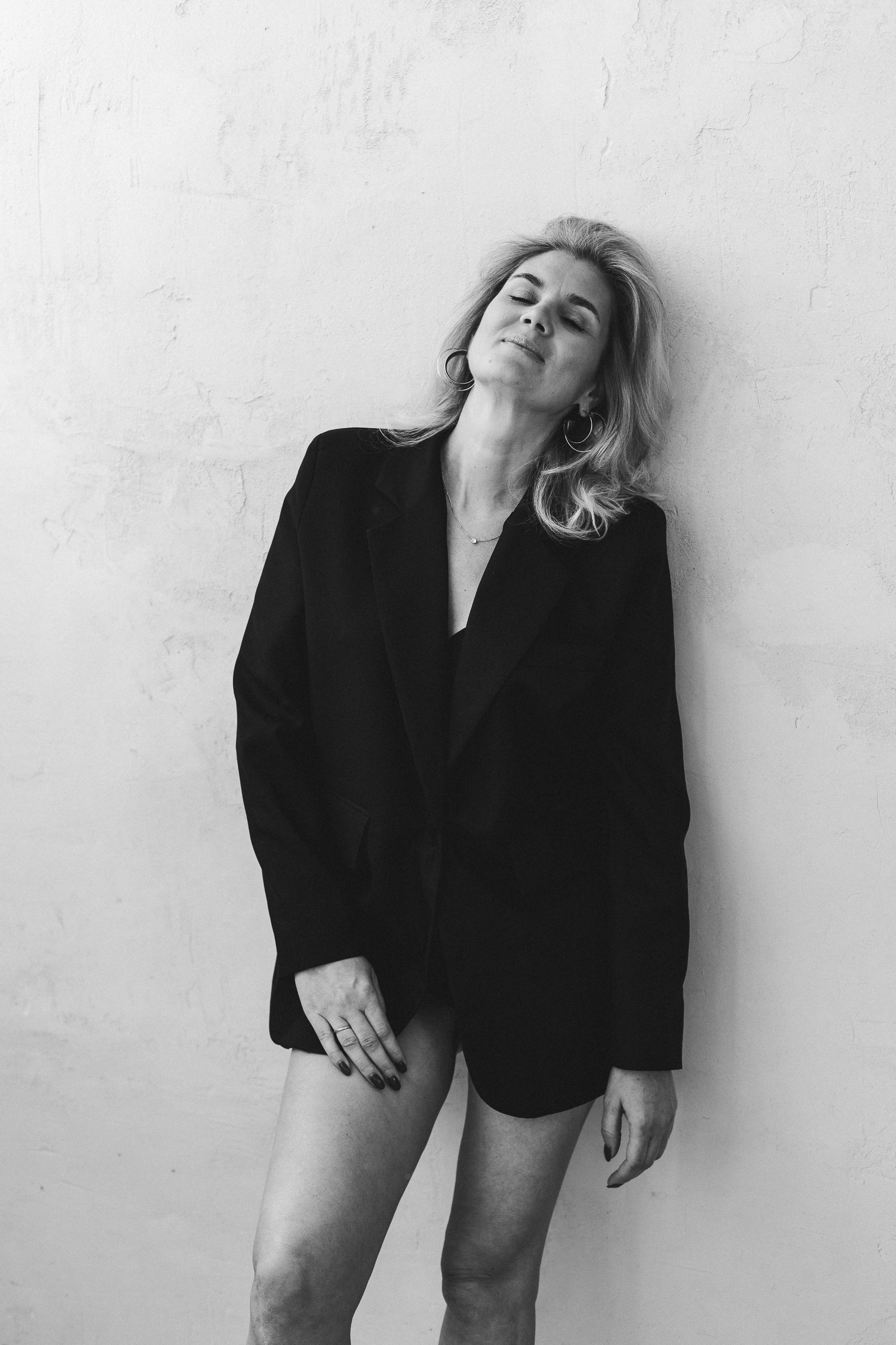 Индивидуальная студийная женская черно-белая фотосессия. Женский портретный фотограф в Нижнем Новгороде и Москве, Юлия Балашова