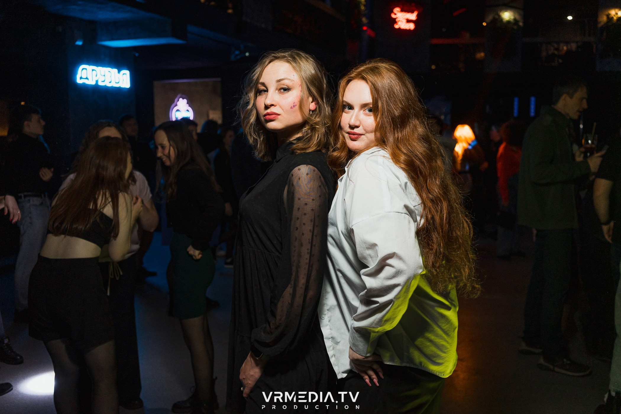 Бумажный дом в баре «Друзья»