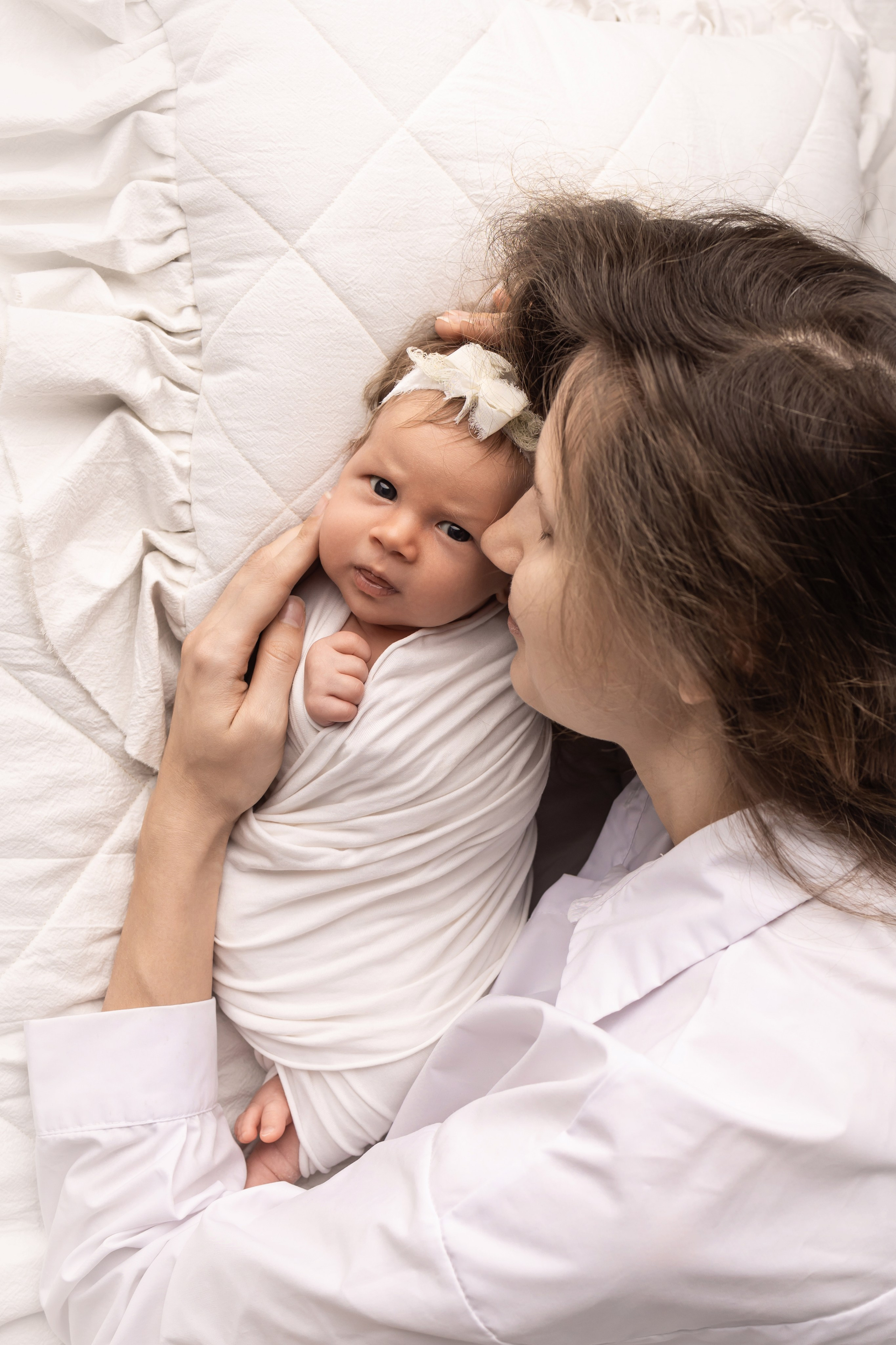 мама обнимает новорожденную дочку 