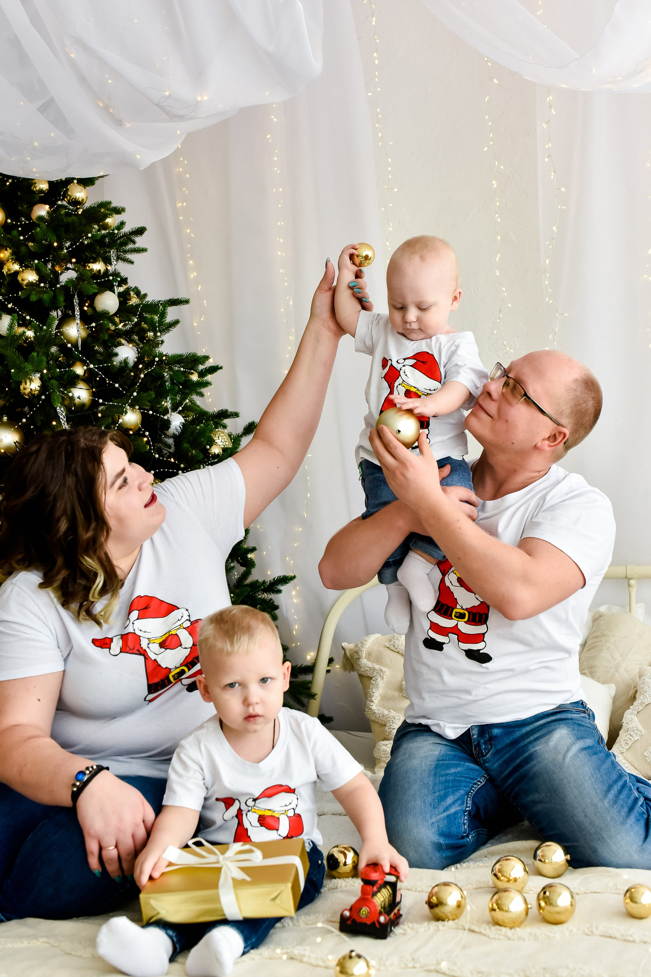 Новогодняя фотосессия для семьи Натальи И Дениса с сыновьями