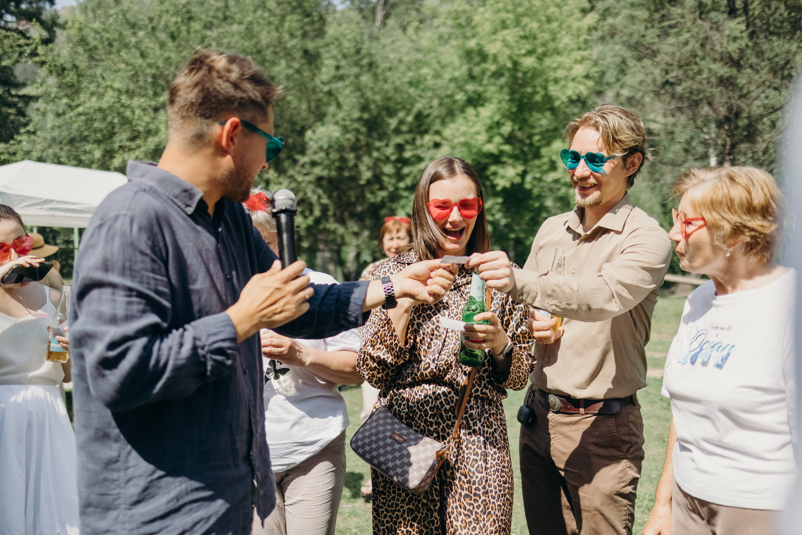 Гости смеются на летней вечеринке