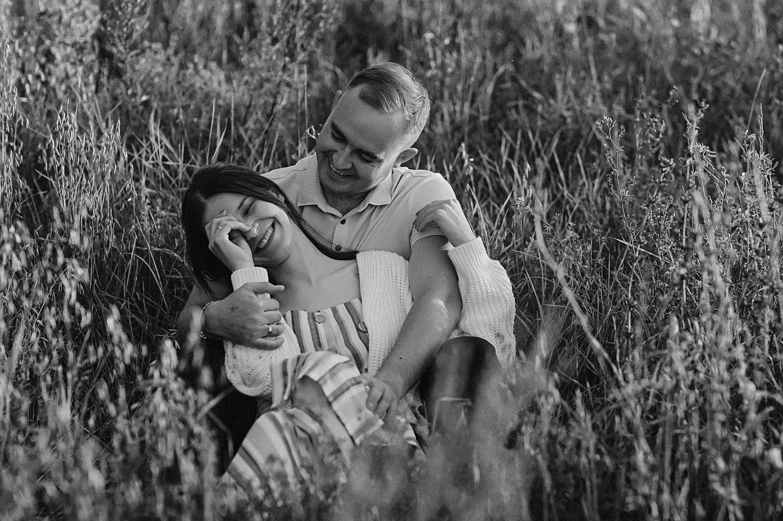 Поле love story на закате. Семейный фотограф Тюмень, фотограф на роды Салмина Мария