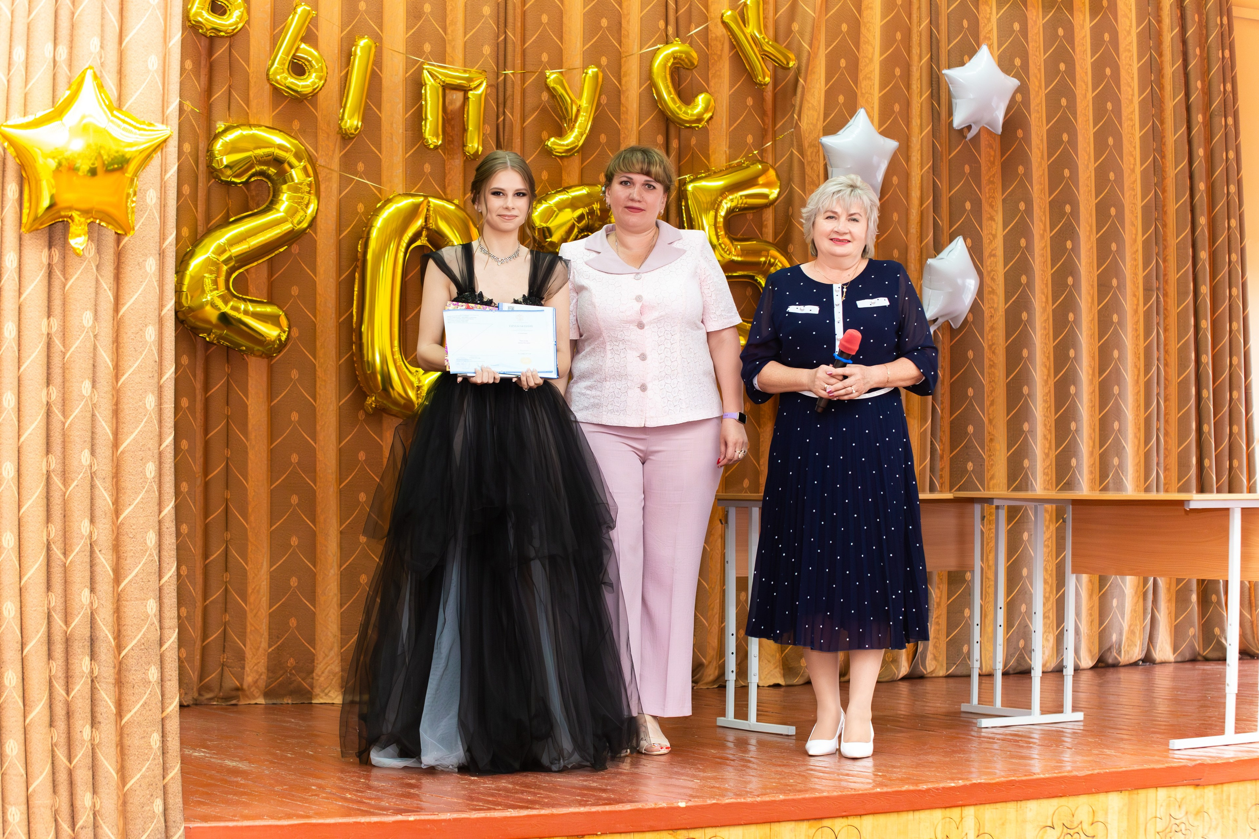 ВРУЧЕНИЕ ДИПЛОМОВ 2025 9 ШКОЛА Г.МЦЕНСК. Профессиональный фотограф в Мценске и Орловской области