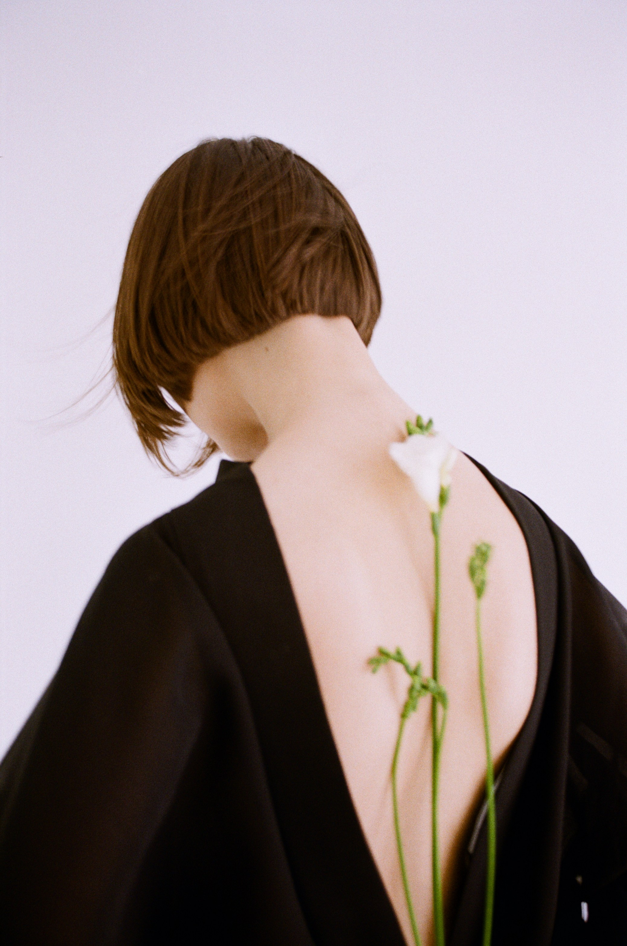 Минималистичный портрет девушки на цветную пленку. Портрет на пленочный фотоаппарат от фотографа в Москве