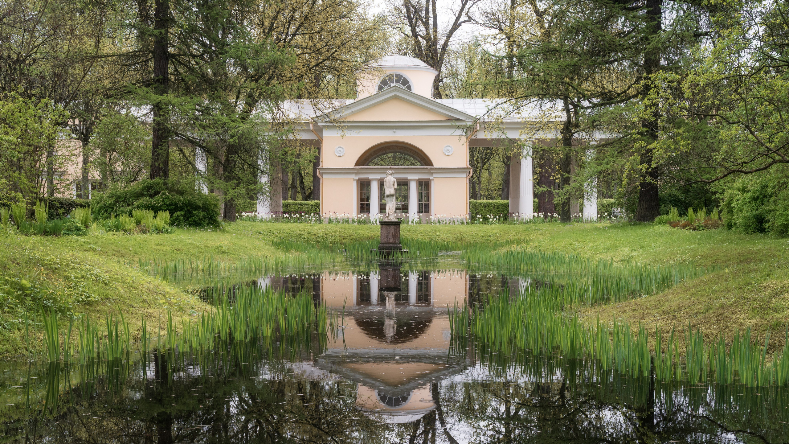 Павловский парк: Павильон на берегу пруда с отражением