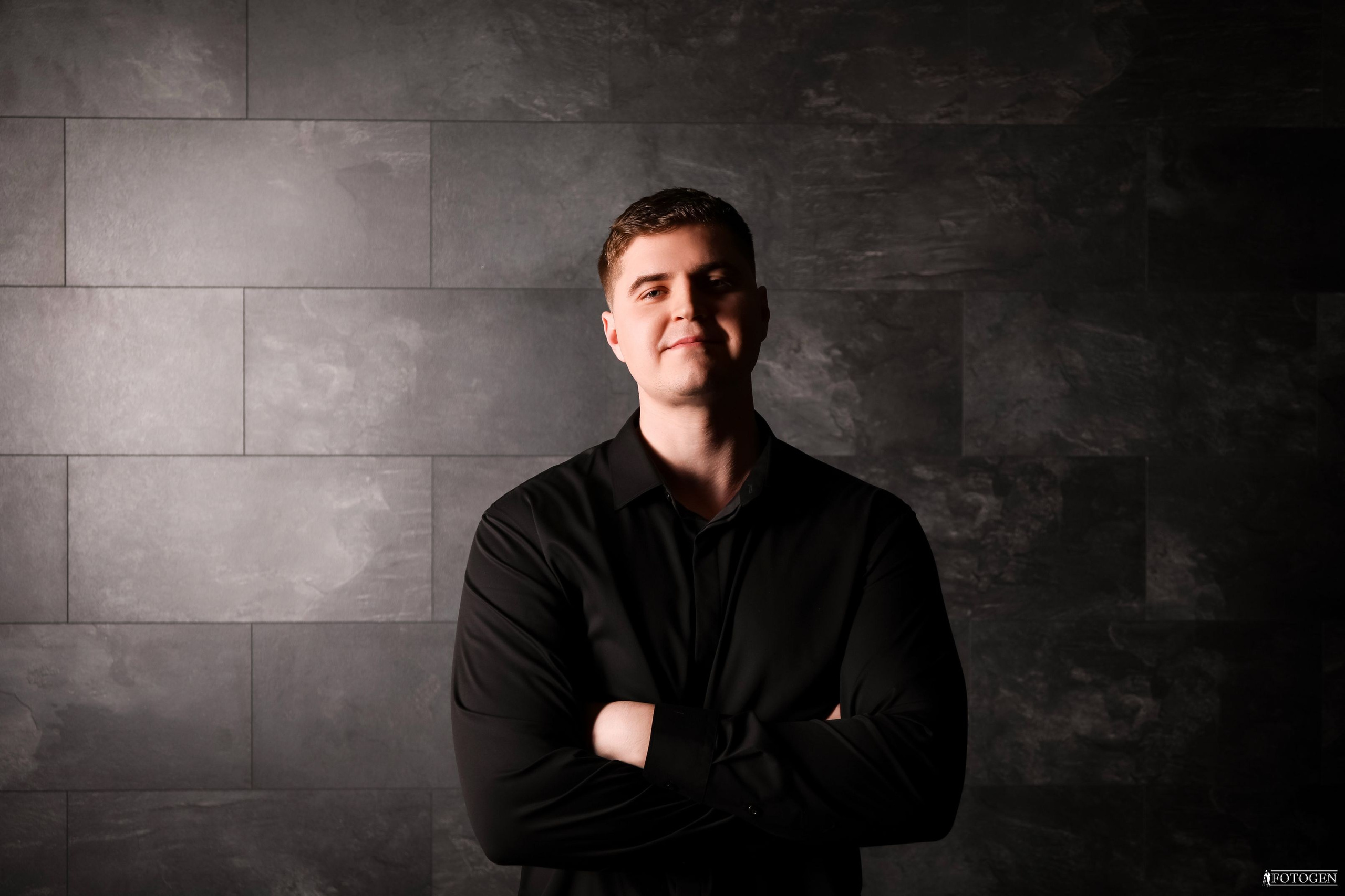 Профессиональная мужская фотосессия в Fotogen: Ваша история в кадре. Интерьерная фотостудия FOTOGEN г. Краснодар