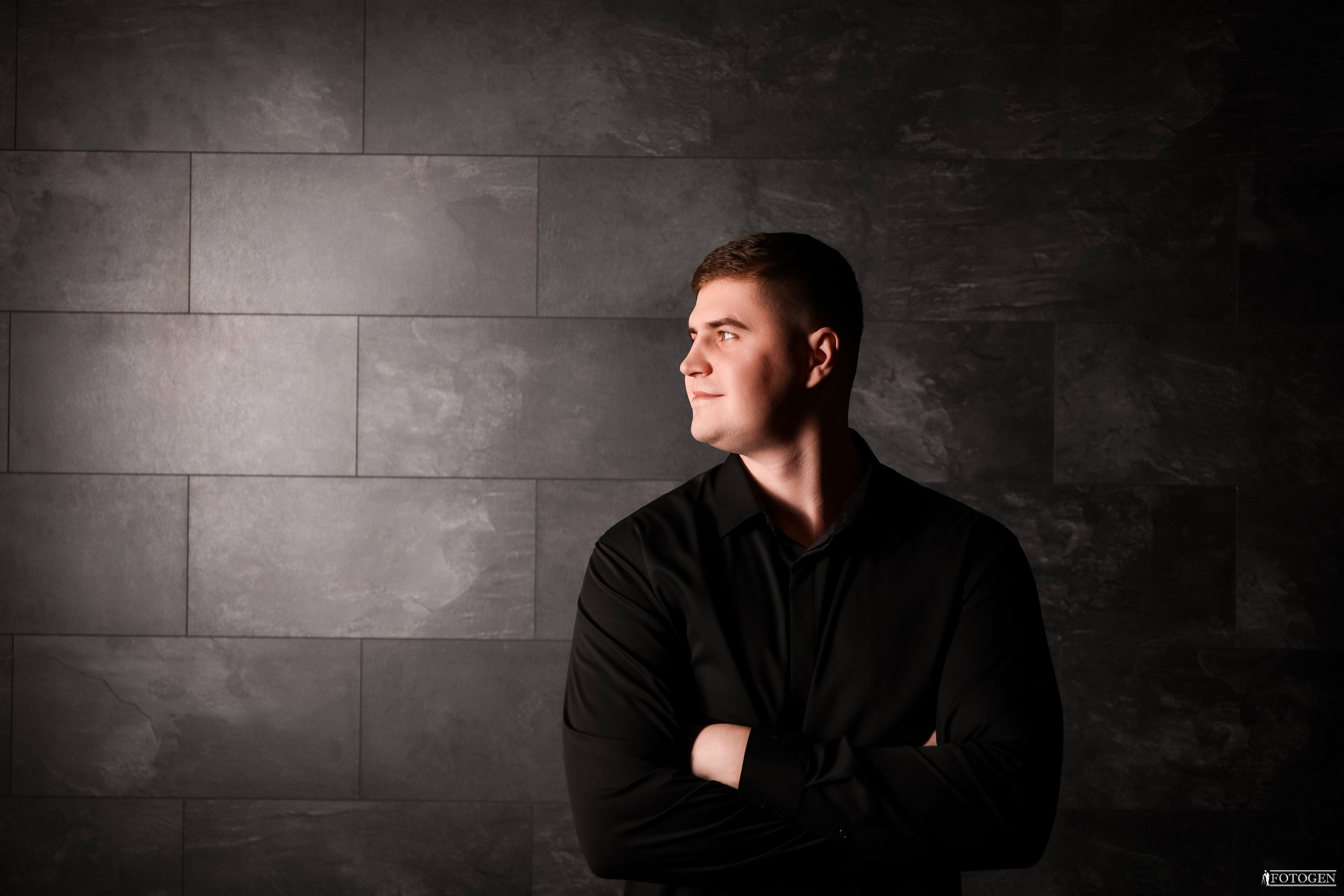 Профессиональная мужская фотосессия в Fotogen: Ваша история в кадре. Интерьерная фотостудия FOTOGEN г. Краснодар