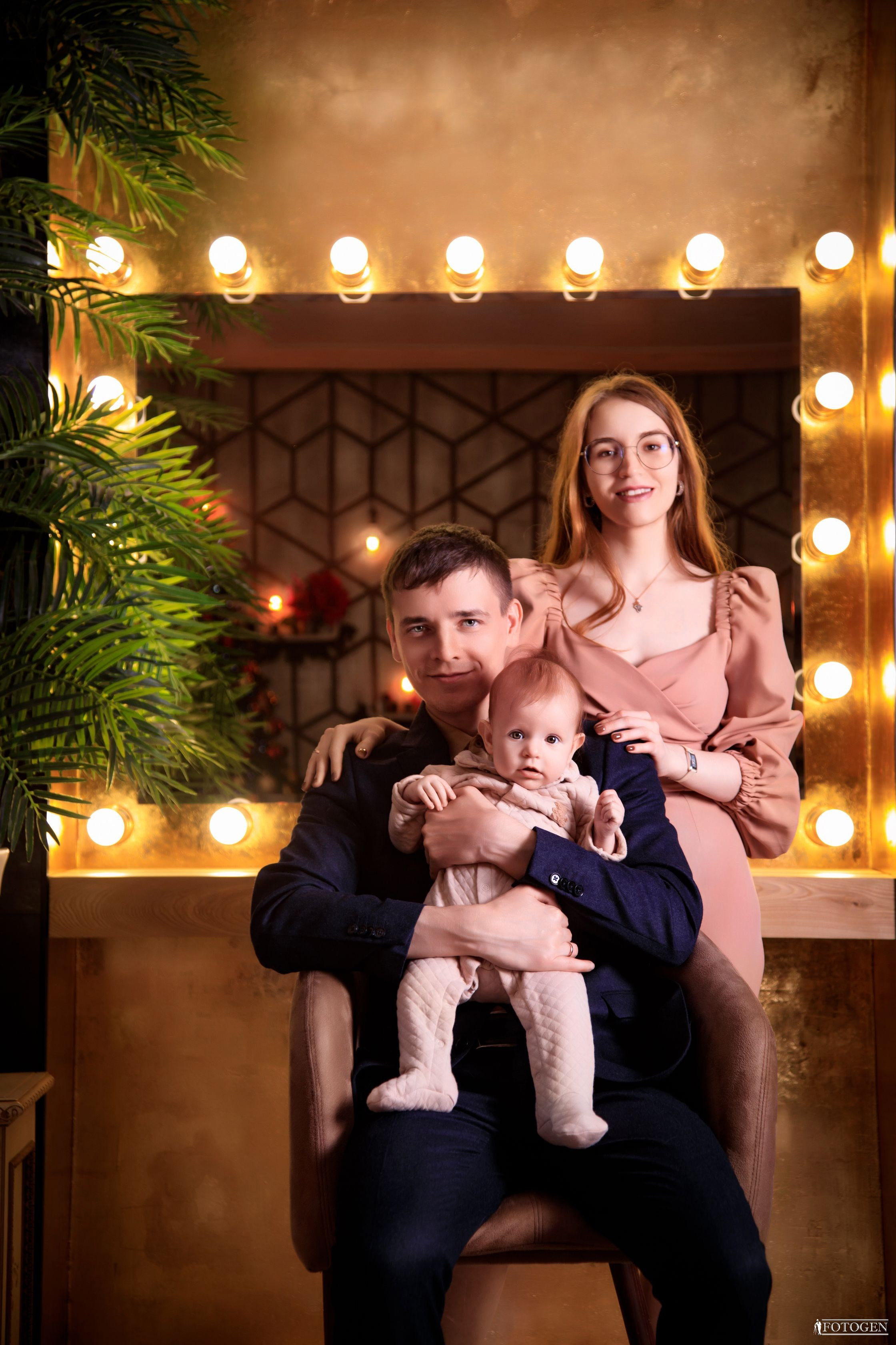 Семейная фотосессия: мама, папа и малыш | Портфолио Fotogen. Интерьерная фотостудия FOTOGEN г. Краснодар