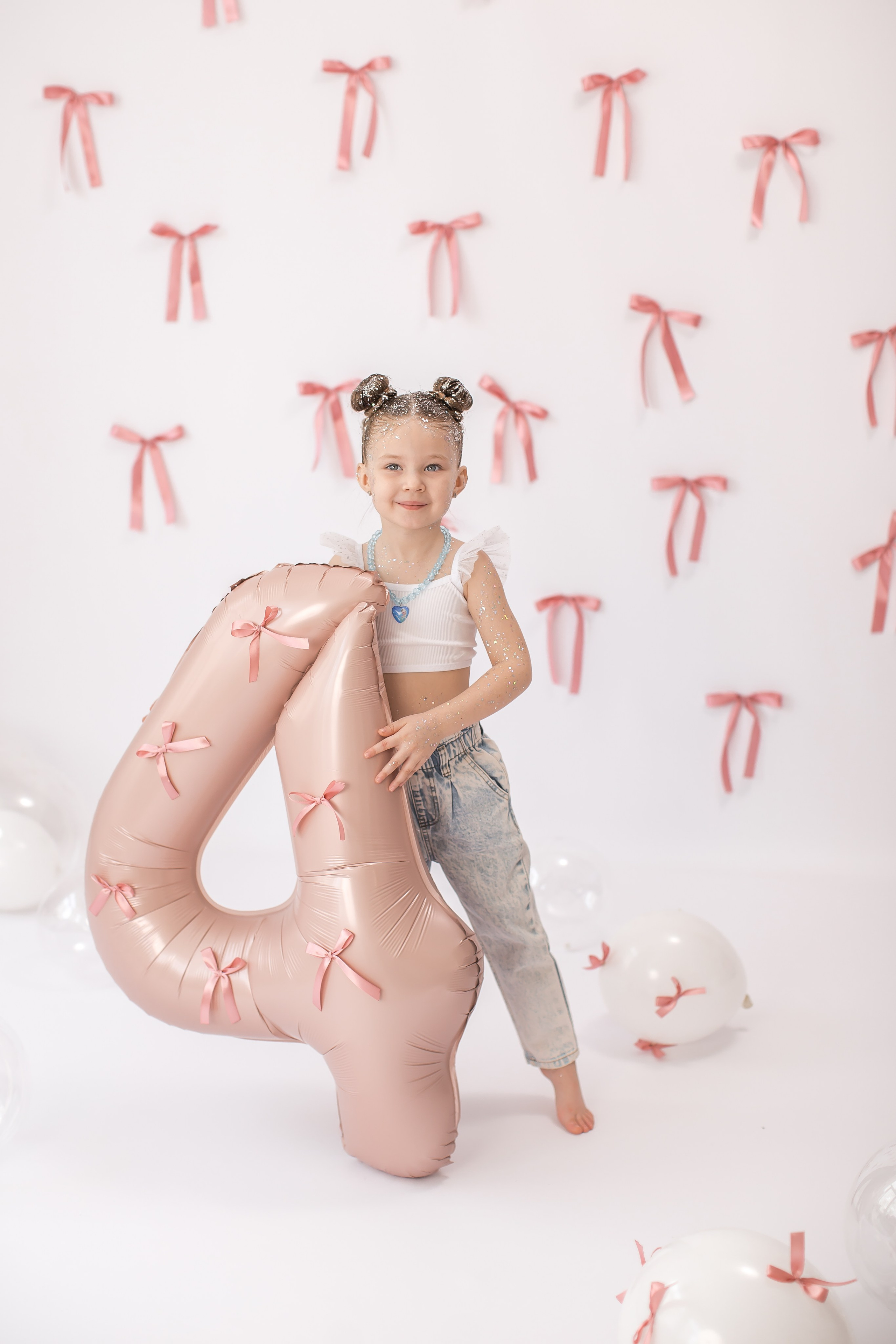 День рождение от 4 до 18 лет (на белом фоне). Детский семейный фотограф на первый годик город Новосибирск Дымова Светлана пакеты всё включено 1-3 года