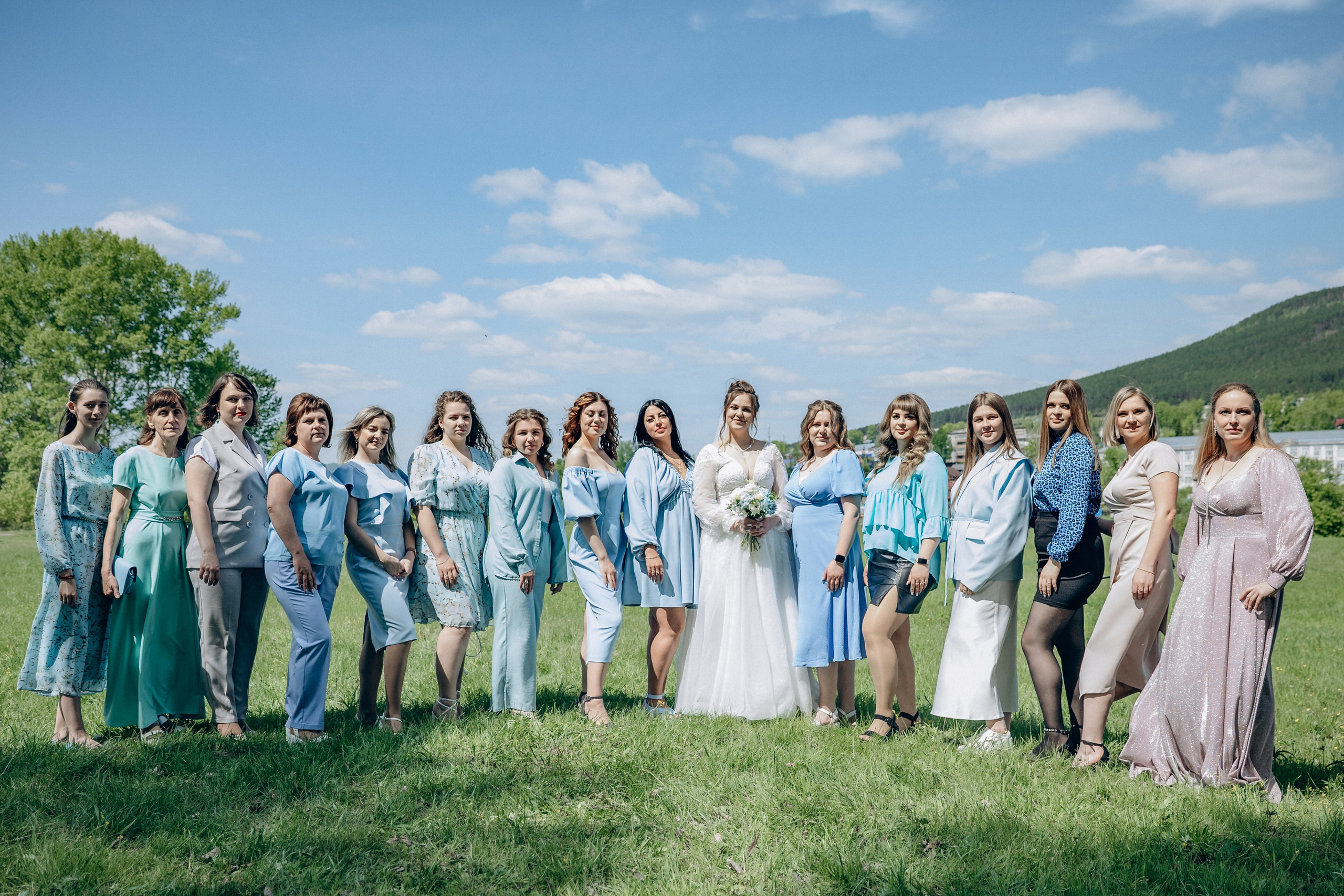 Подружки невесты позируют на фоне зелени — свадебная фотосессия Усть-Кут