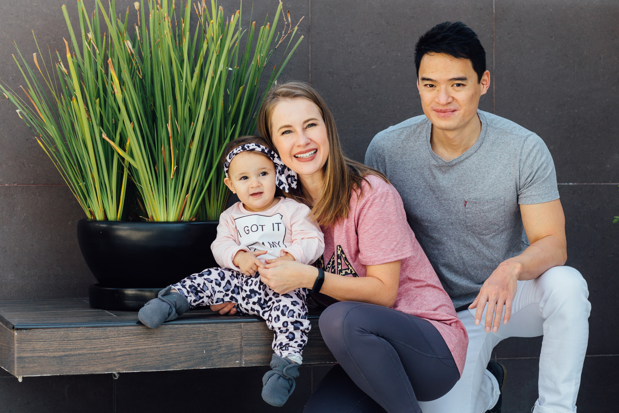 Маленькая Кира с родителями. Ирина Крохалева. Семейный фотограф в Екатеринбурге