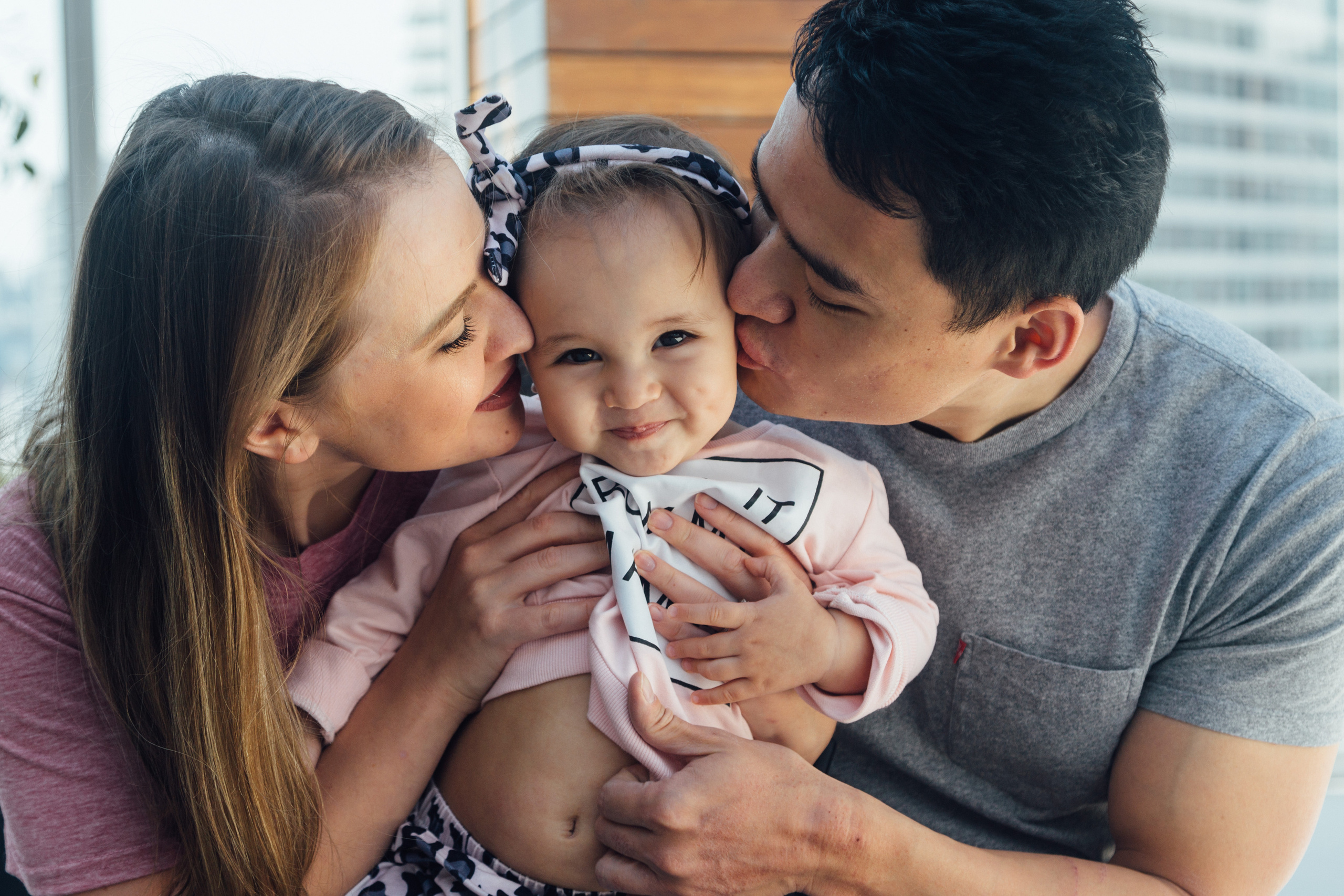 Маленькая Кира с родителями. Ирина Крохалева. Семейный фотограф в Екатеринбурге