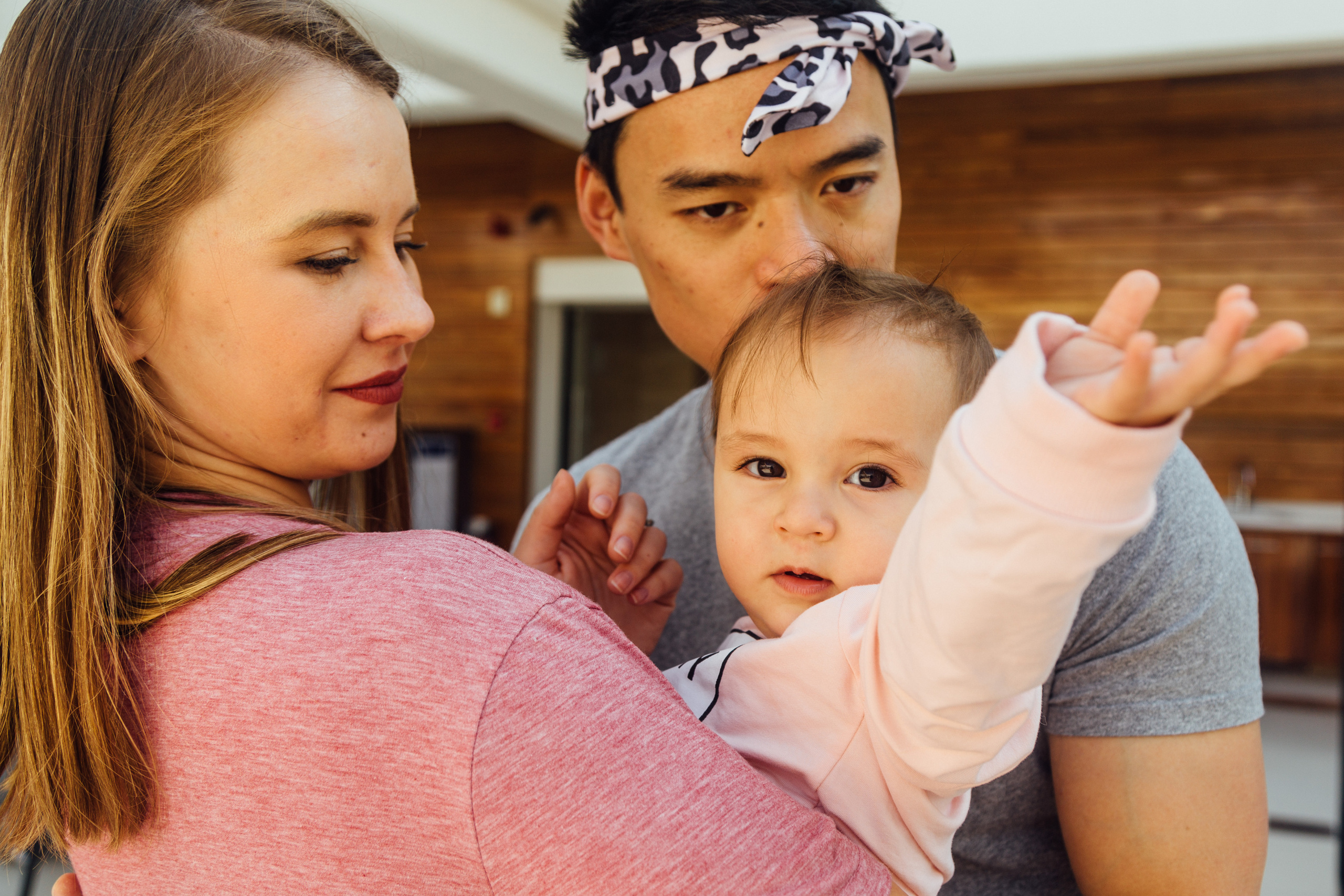 Маленькая Кира с родителями. Ирина Крохалева. Семейный фотограф в Екатеринбурге