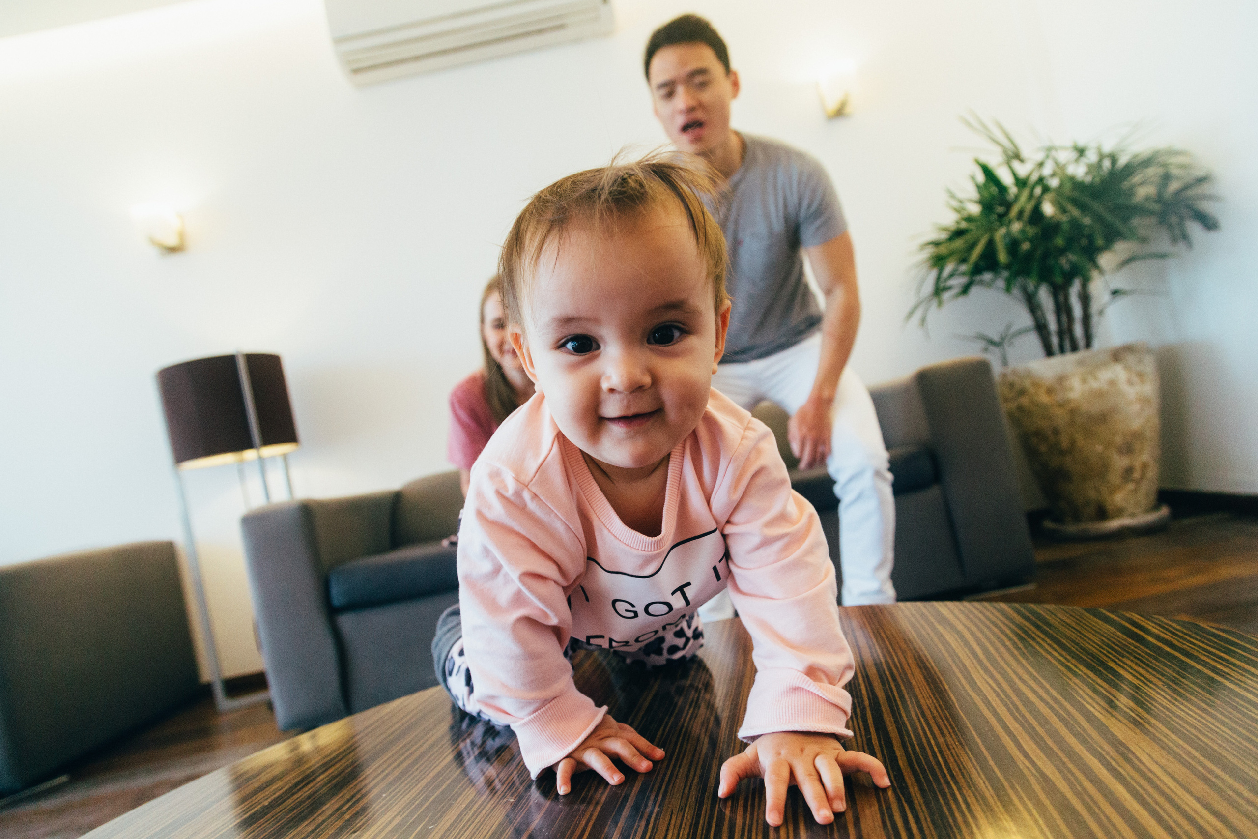 Маленькая Кира с родителями. Ирина Крохалева. Семейный фотограф в Екатеринбурге