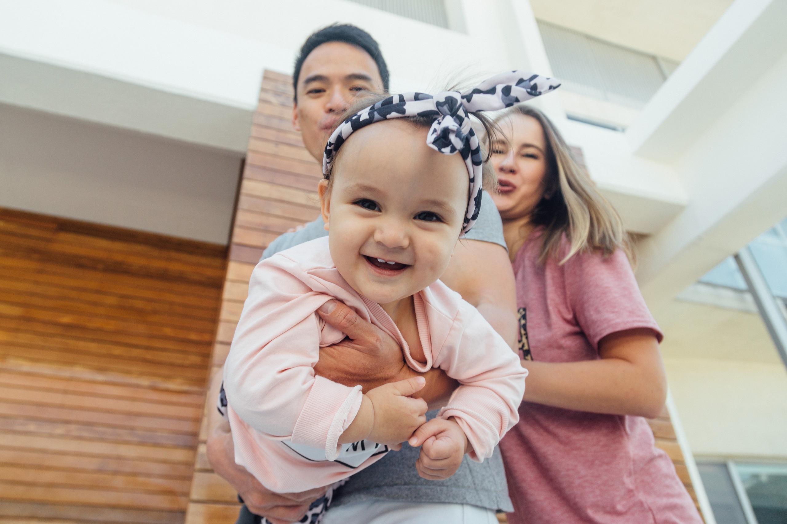 Маленькая Кира с родителями. Ирина Крохалева. Семейный фотограф в Екатеринбурге