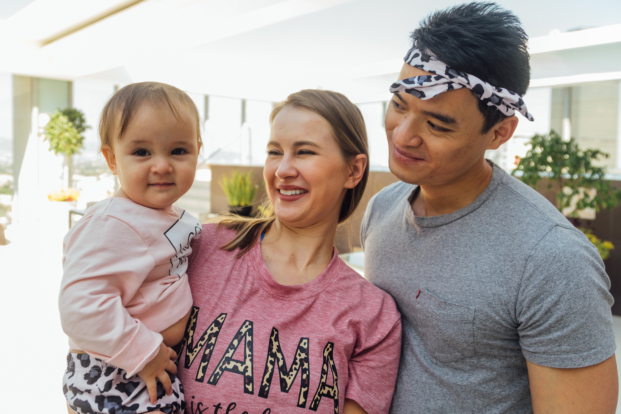 Маленькая Кира с родителями. Ирина Крохалева. Семейный фотограф в Екатеринбурге