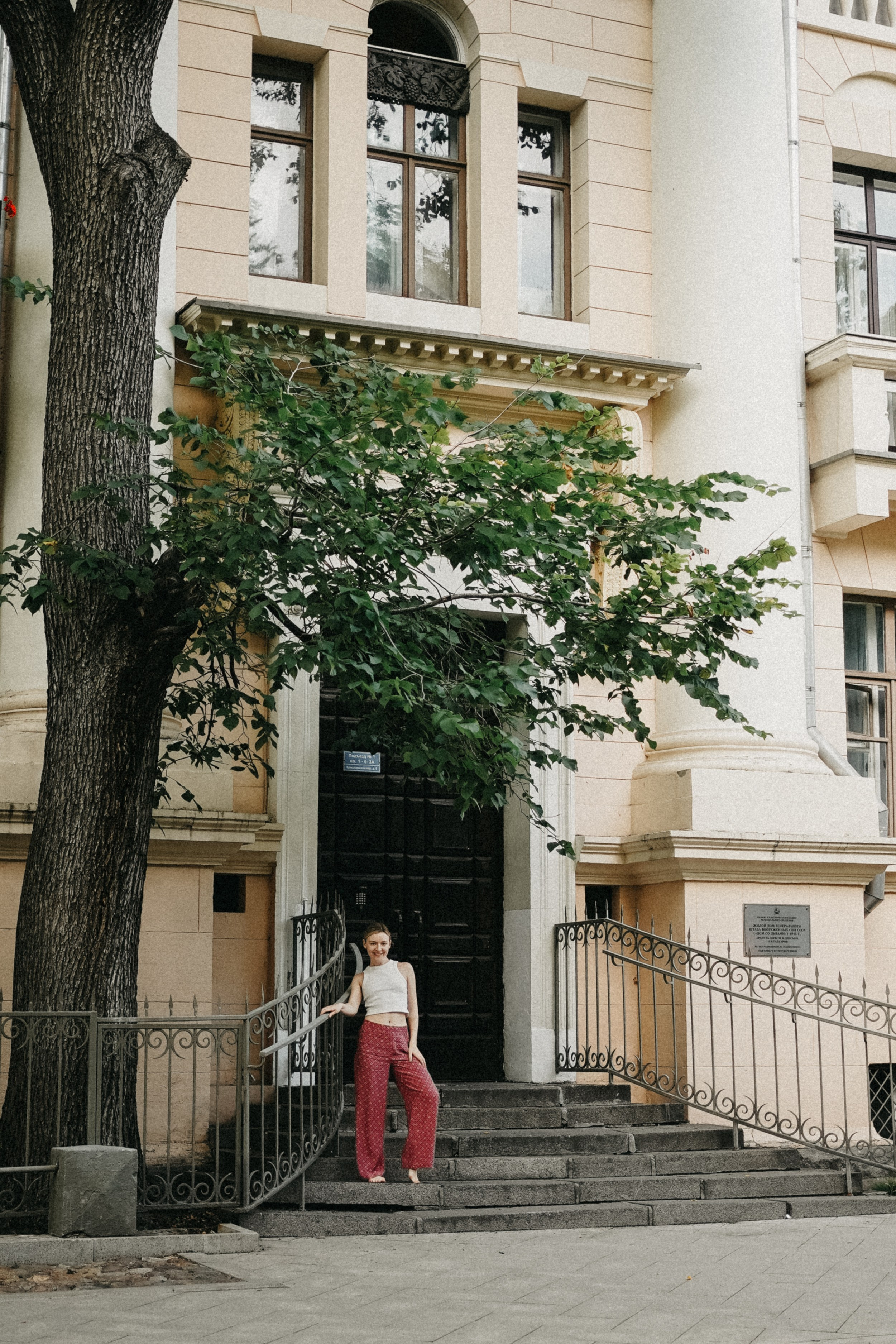 Девушка по городу шагает босиком. Фотограф Наталья Колганова