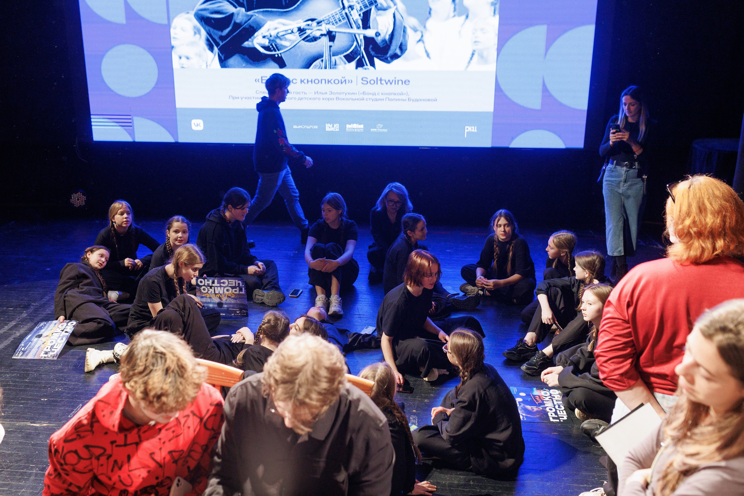 Выксунская премьера «Громко и Честно. Бонд с кнопкой». Фотограф городских и семейных событий Артем Карпухин